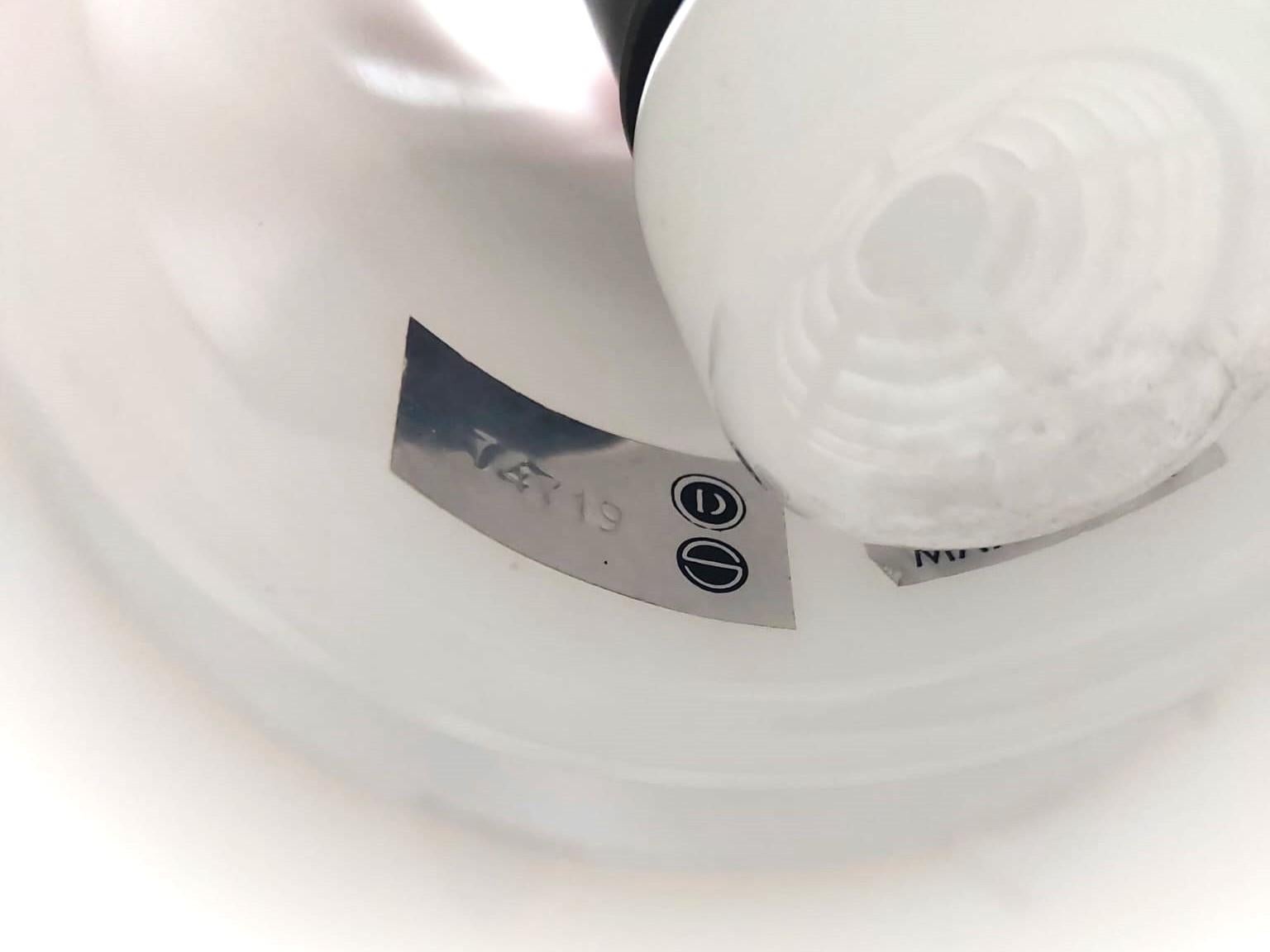 Metà XX secolo Set di 2 lampade a sospensione in bianco e nero per Nordisk Solar, Danimarca anni '60 in vendita