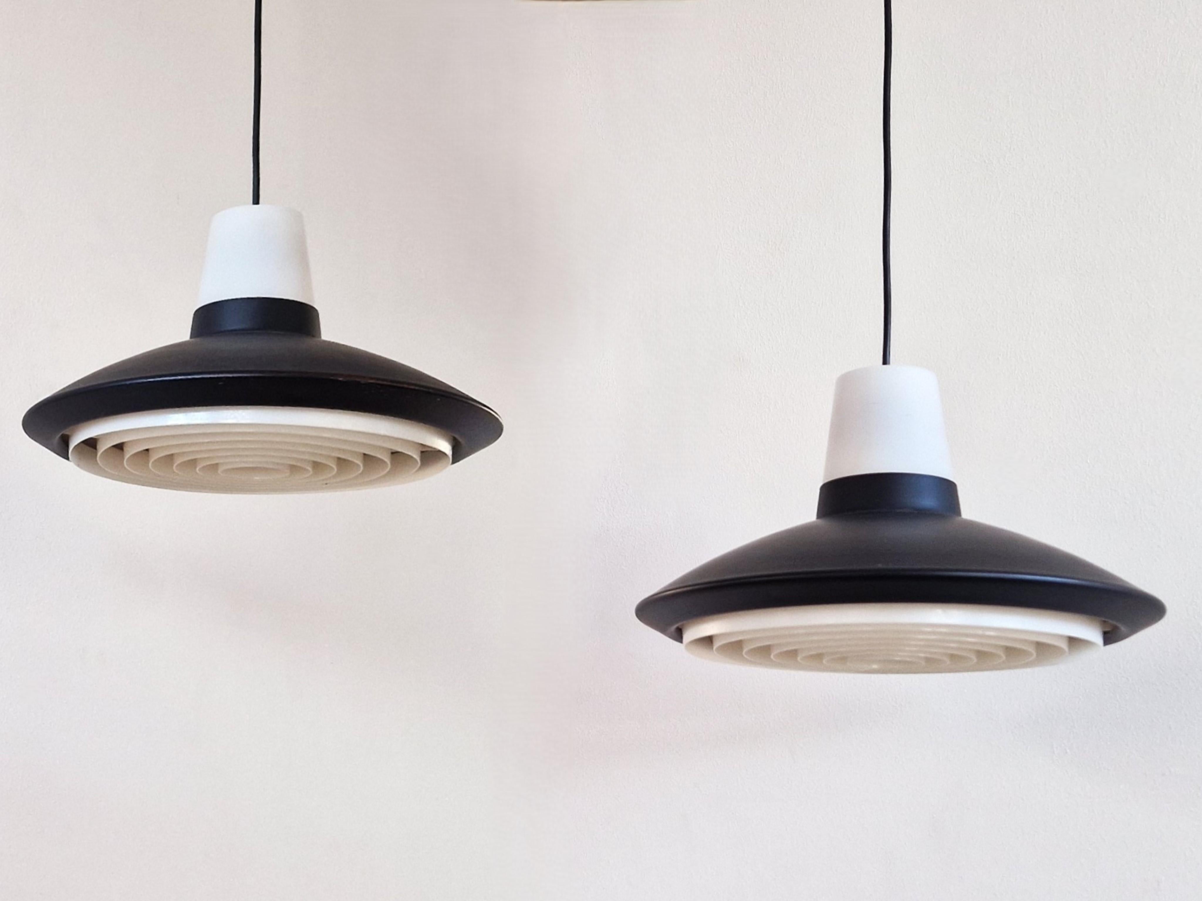 Metallo Set di 2 lampade a sospensione in bianco e nero per Nordisk Solar, Danimarca anni '60 in vendita