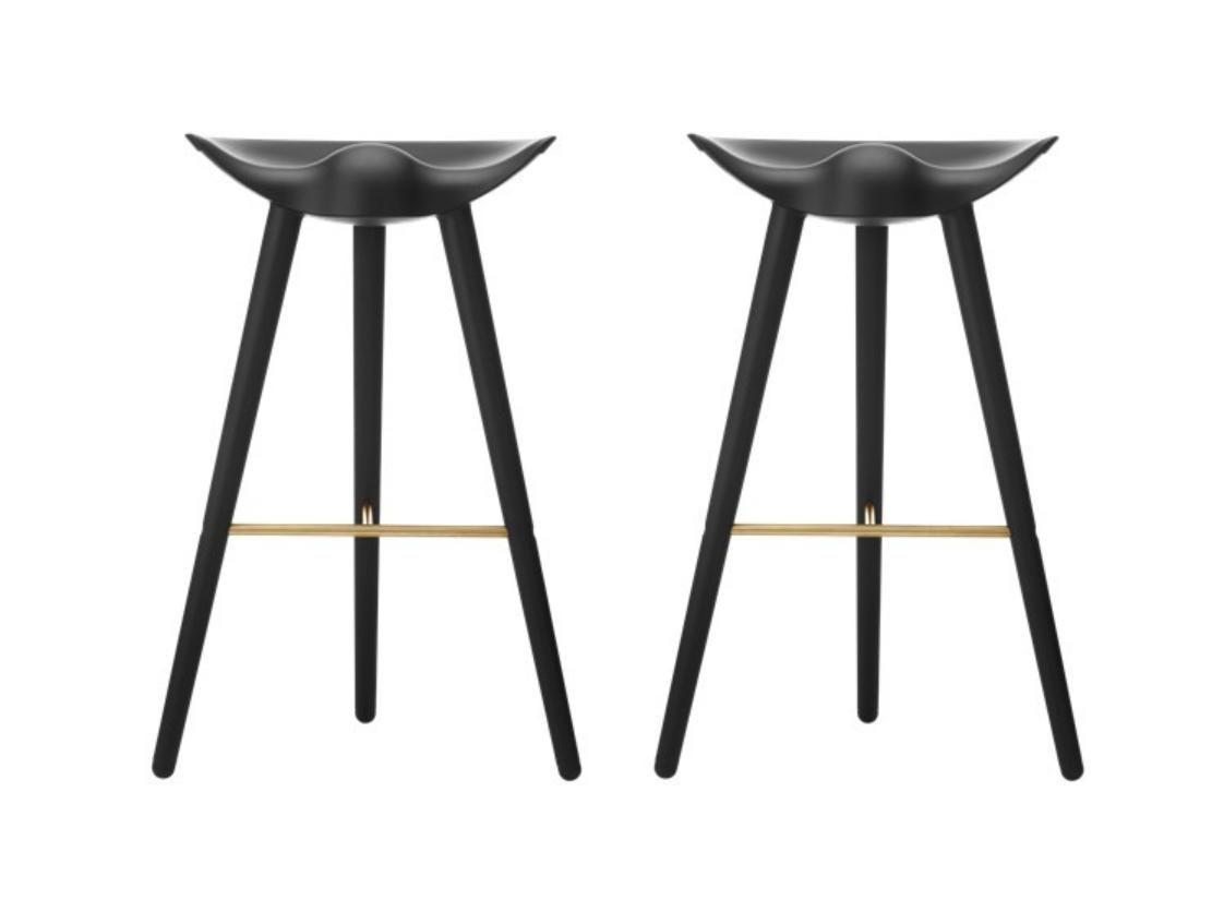 Lot de 2 tabourets de bar ML 42 en hêtre noir et laiton par Lassen
Dimensions : H 77 x L 36 x L 55,5 cm : H 77 x L 36 x L 55.5 cm
Matériaux : Beeche, laiton

En 1942, Mogens Lassen a conçu le tabouret ML42 pour une exposition de meubles organisée au