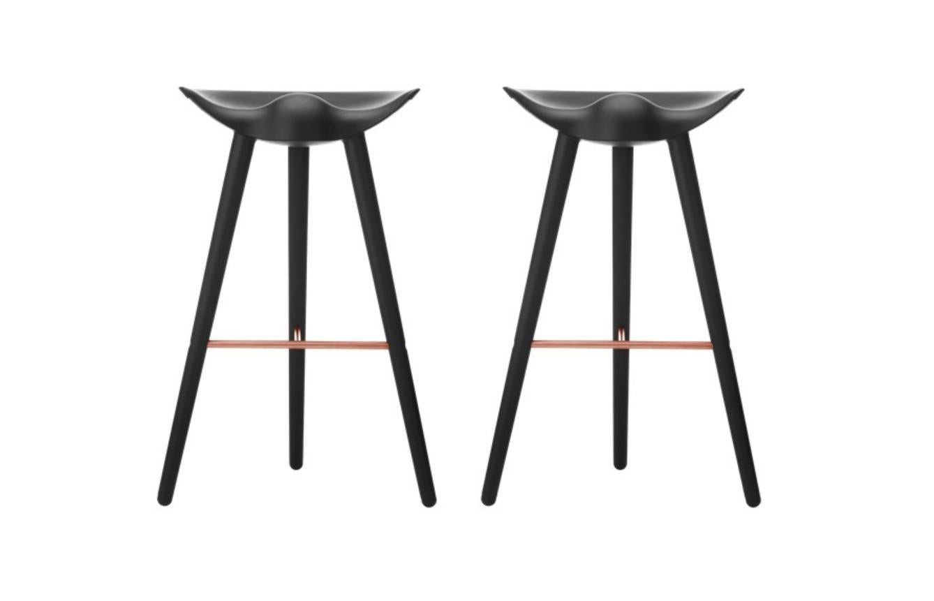 Set of 2 ML 42 black beech and copper bar stools by Lassen.
Dimensions : H 77 x W 36 x L 55.5 cm.
Materials : Beech, copper.

In 1942 Mogens Lassen designed the Stool ML42 as a piece for a furniture exhibition held at the Danish Museum of Decorative