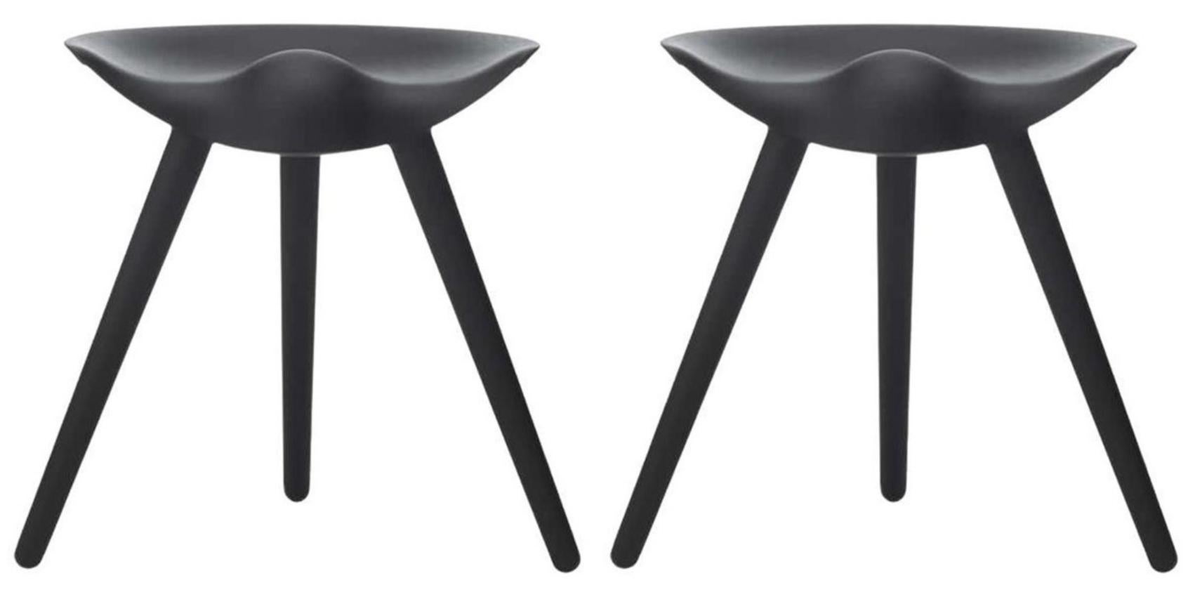 Set of 2 ML 42 black beech stools by Lassen.
Dimensions: H 48 x W 36 x L 55.5 cm.
Materials: Beech.

In 1942 Mogens Lassen designed the Stool ML42 as a piece for a furniture exhibition held at the Danish Museum of Decorative Art. He took inspiration