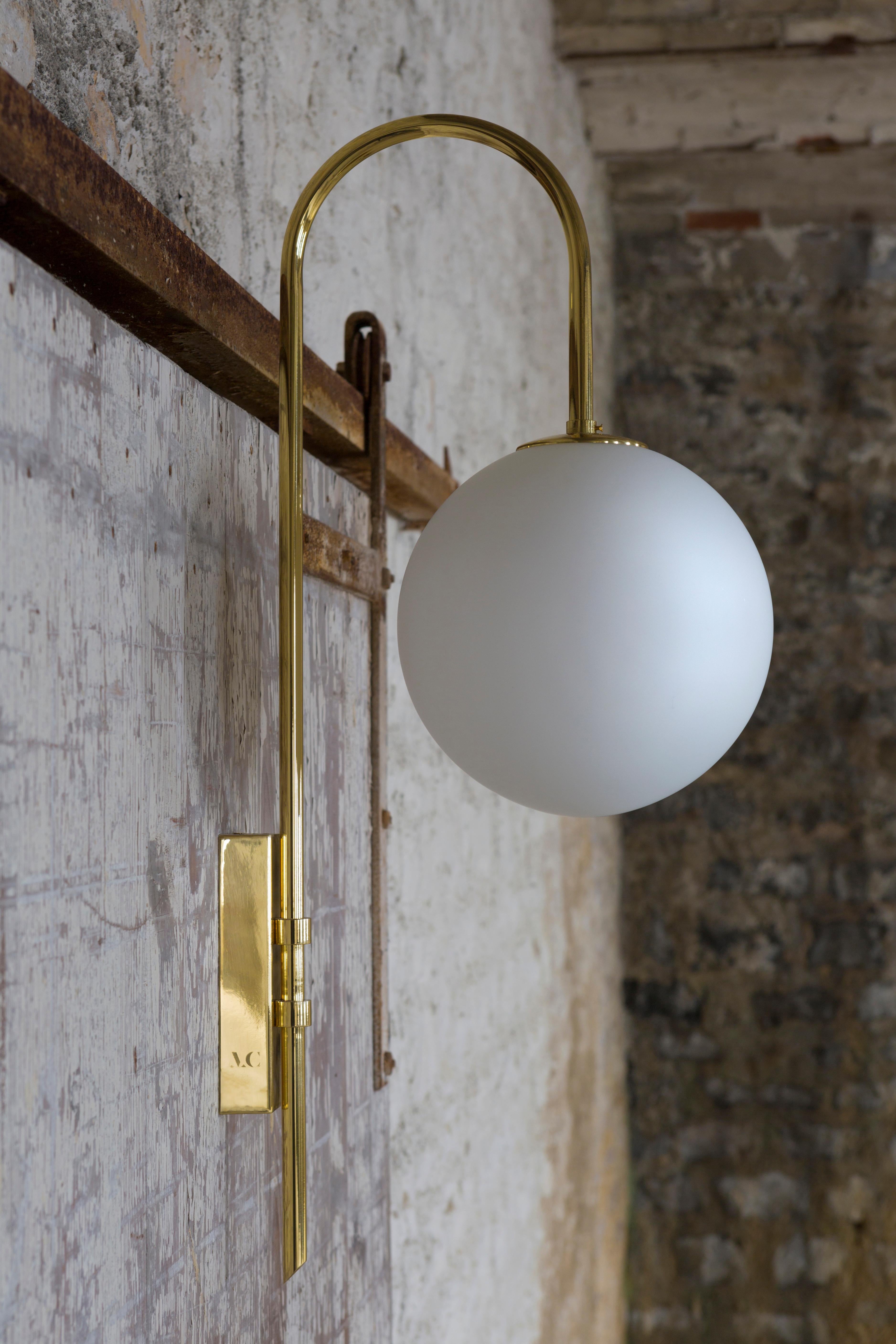 Moderne Lot de 2 lampes murales 06 en laiton noir par Magic Circus Editions en vente