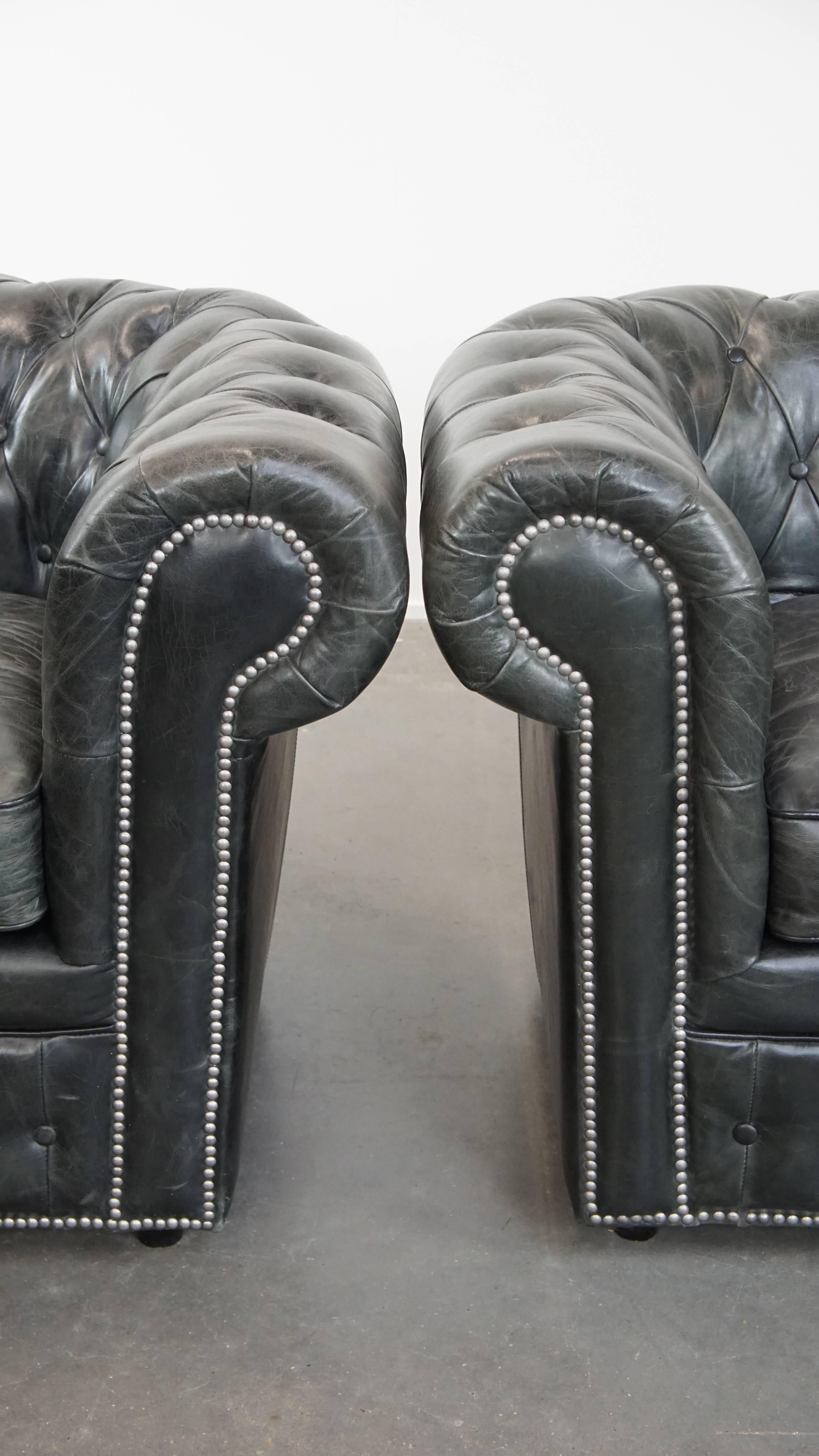 Set di 2 poltrone Chesterfield nere in pelle bovina granulata in vendita 4