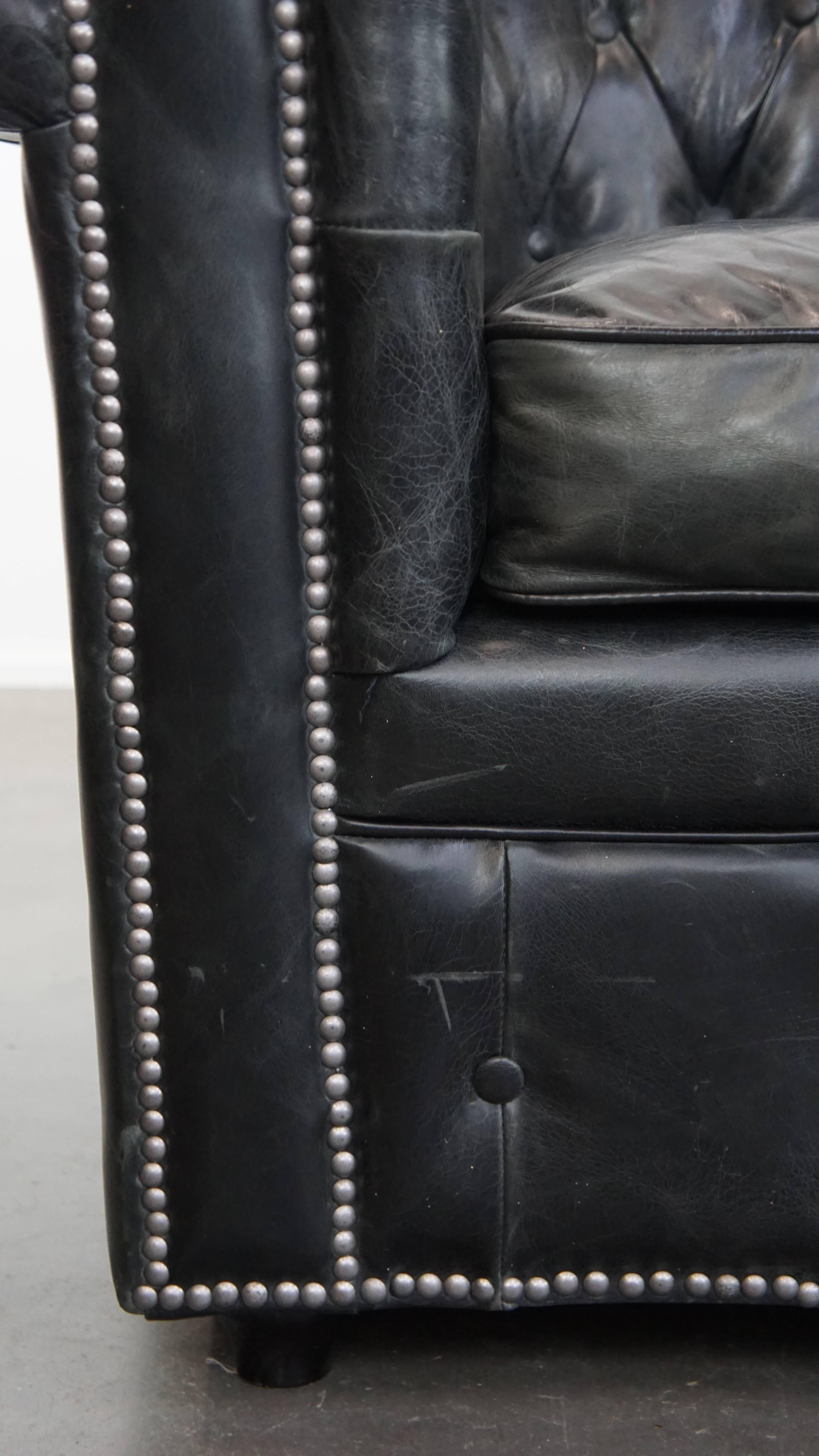 Set di 2 poltrone Chesterfield nere in pelle bovina granulata in vendita 7