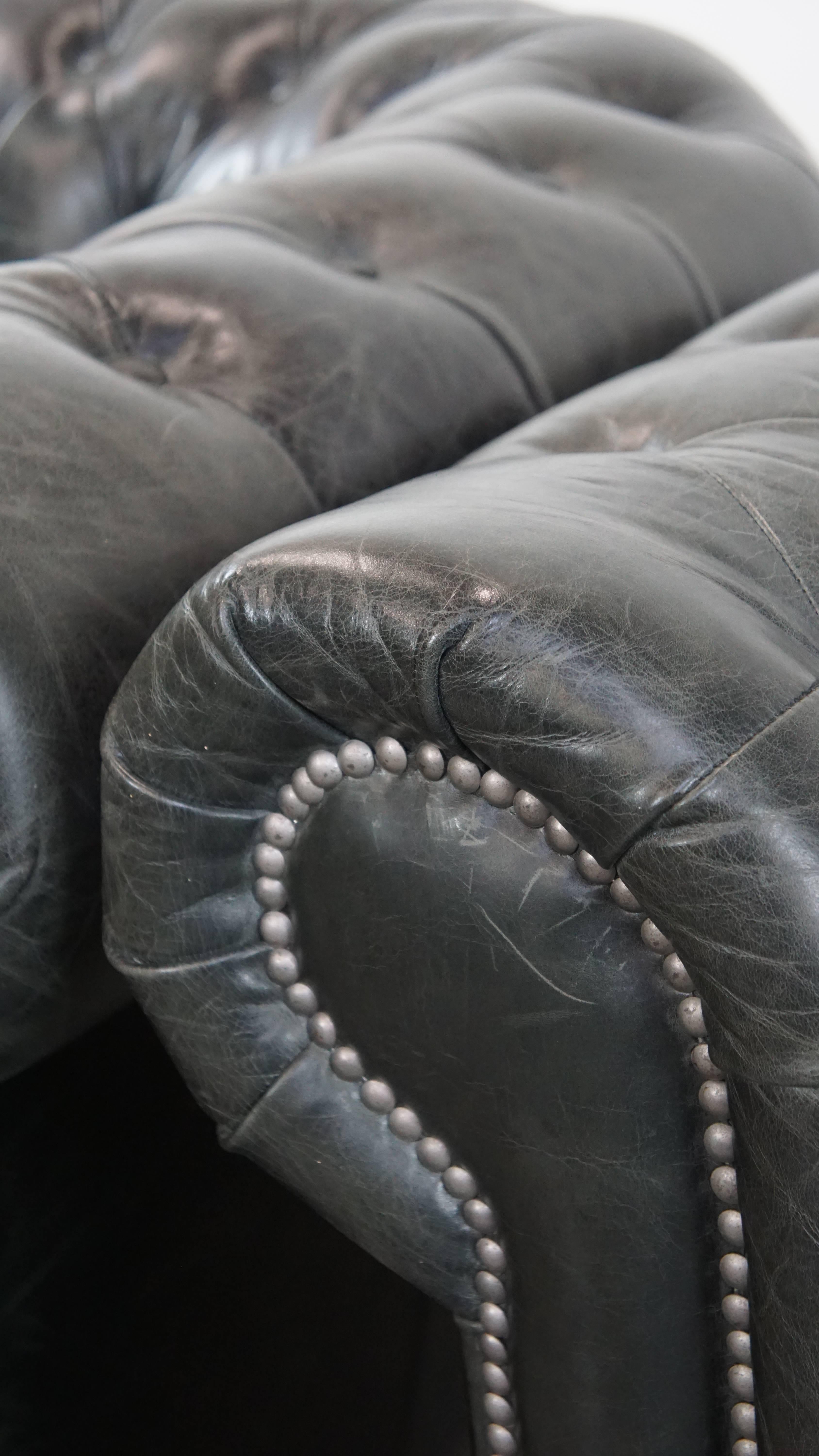Set di 2 poltrone Chesterfield nere in pelle bovina granulata in vendita 8