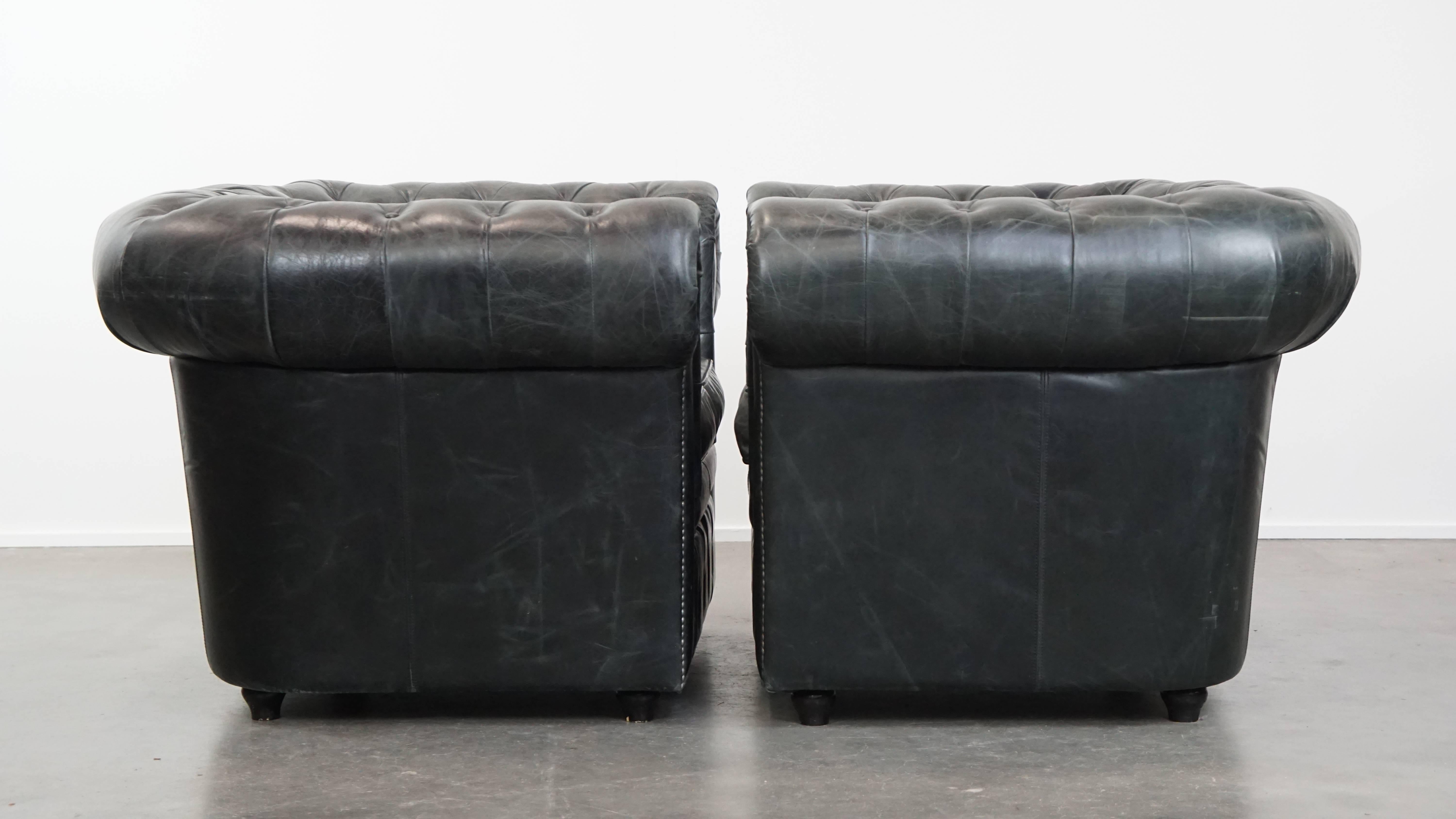 Ecco un classico e intramontabile set di spaziose poltrone Chesterfield nere in pelle di vacchetta granulata. Queste bellissime e intramontabili poltrone Chesterfield in pelle nera sono un vero e proprio richiamo visivo in quasi tutti gli interni,