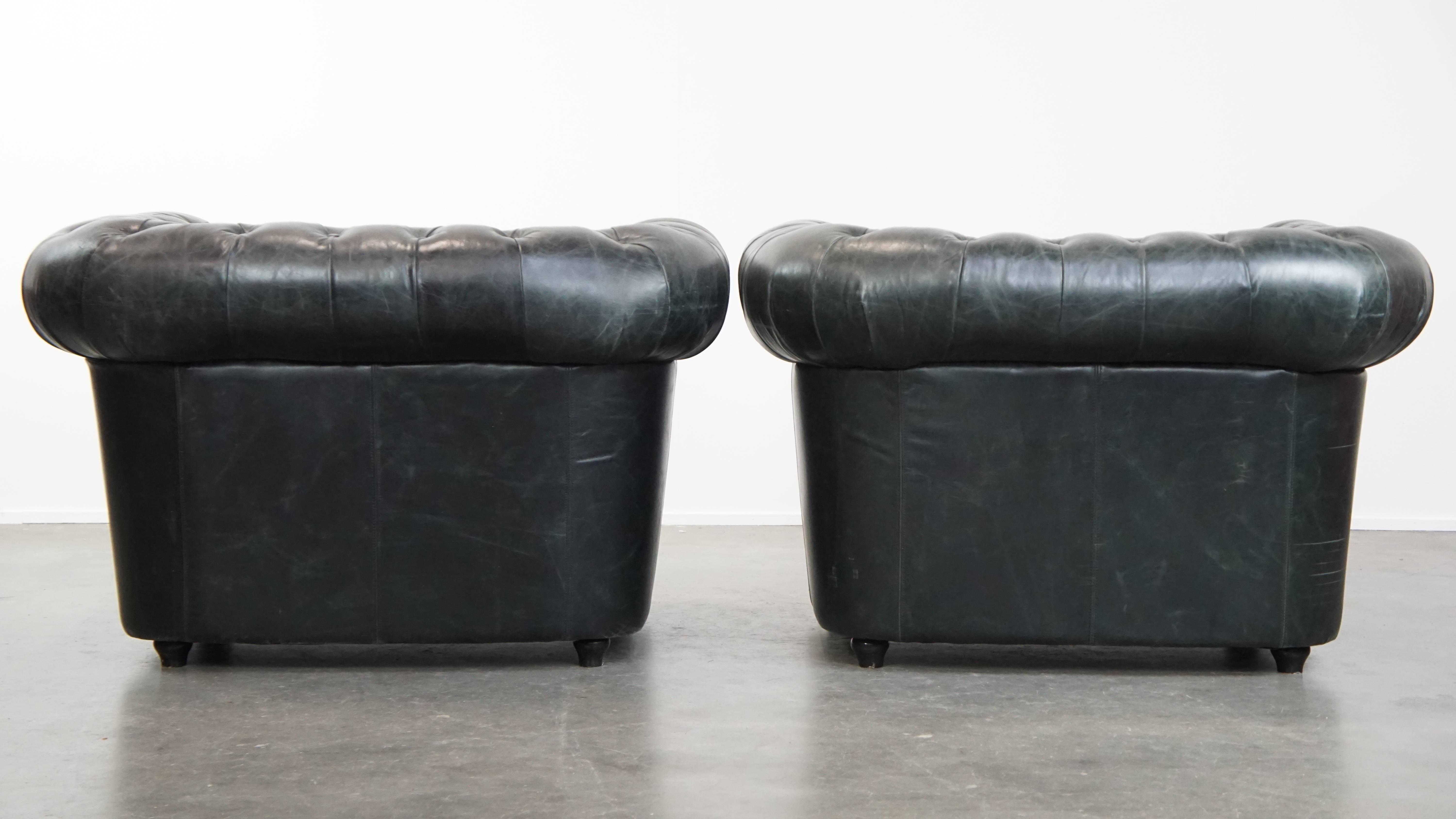 Fatto a mano Set di 2 poltrone Chesterfield nere in pelle bovina granulata in vendita