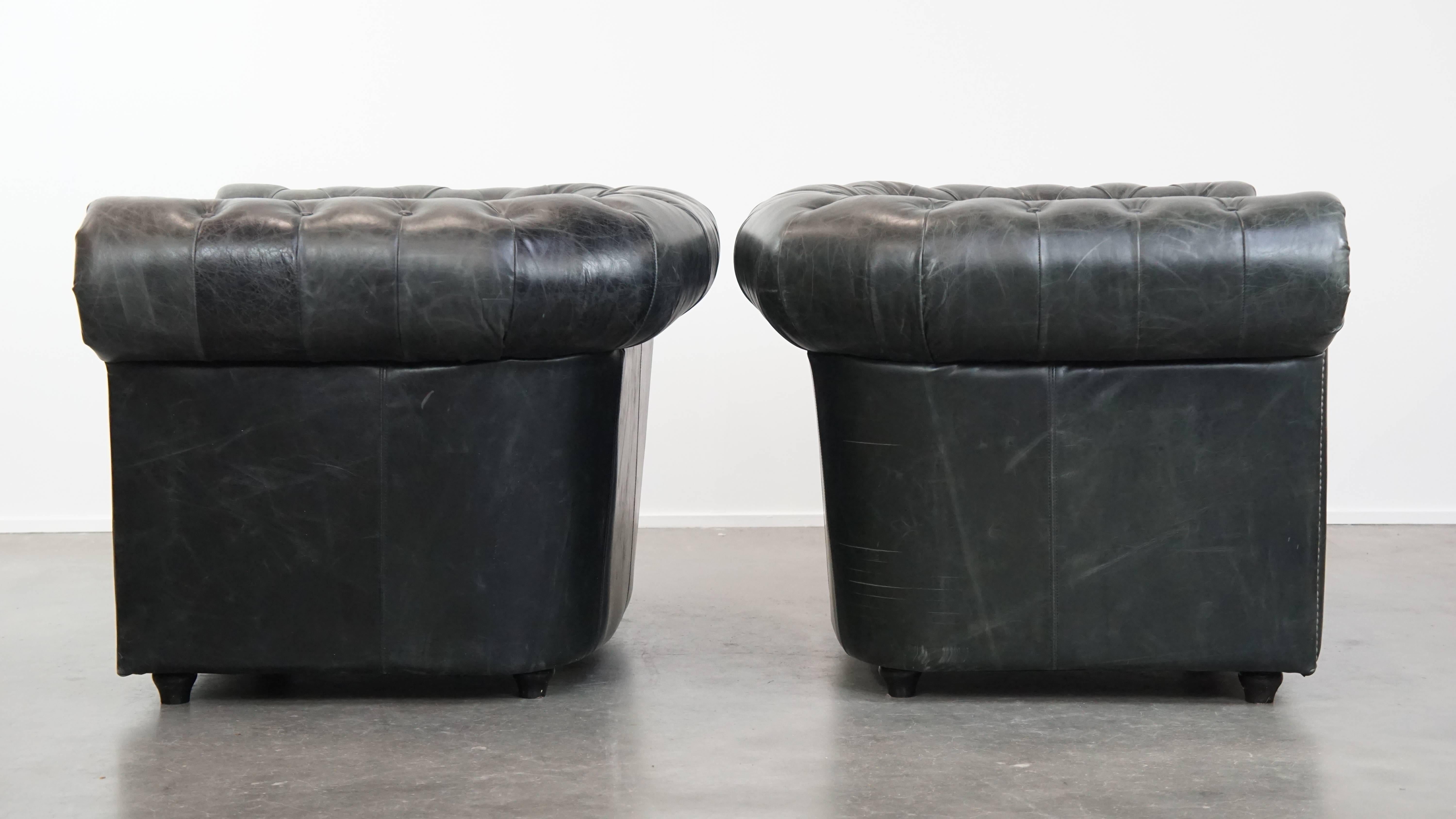 Set di 2 poltrone Chesterfield nere in pelle bovina granulata In condizioni buone in vendita a Harderwijk, NL