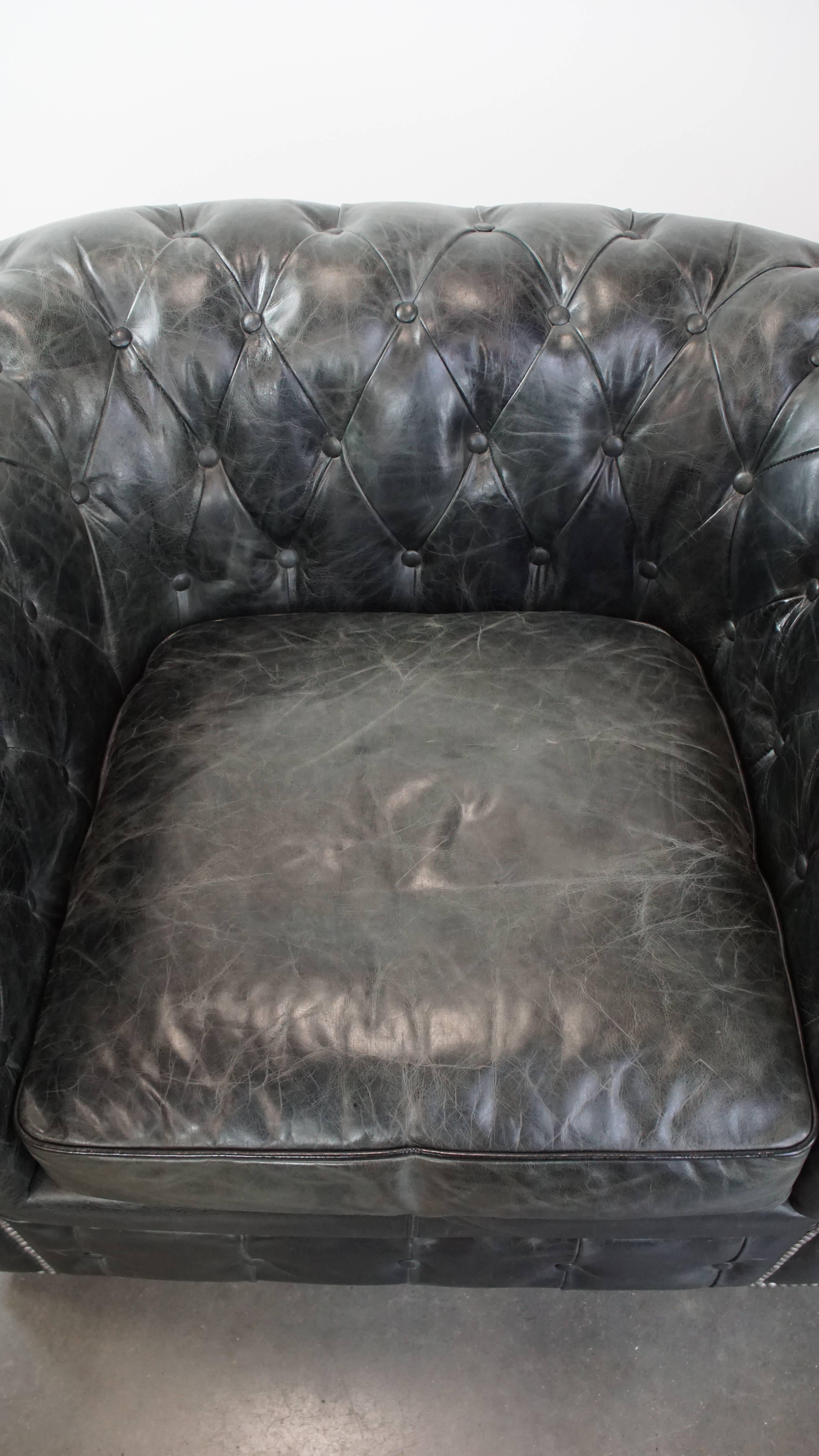 XXI secolo e contemporaneo Set di 2 poltrone Chesterfield nere in pelle bovina granulata in vendita