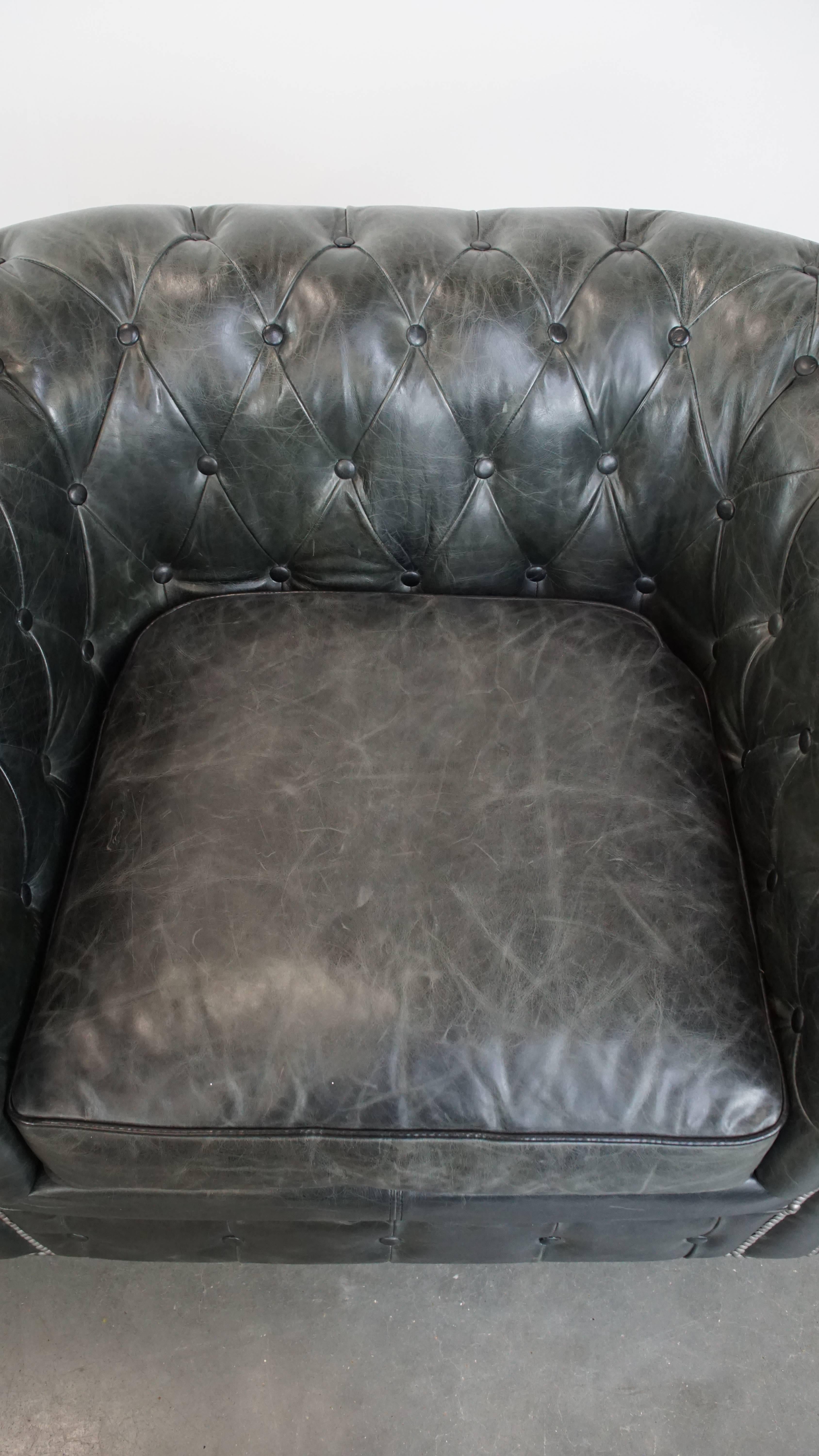 Vacchetta Set di 2 poltrone Chesterfield nere in pelle bovina granulata in vendita