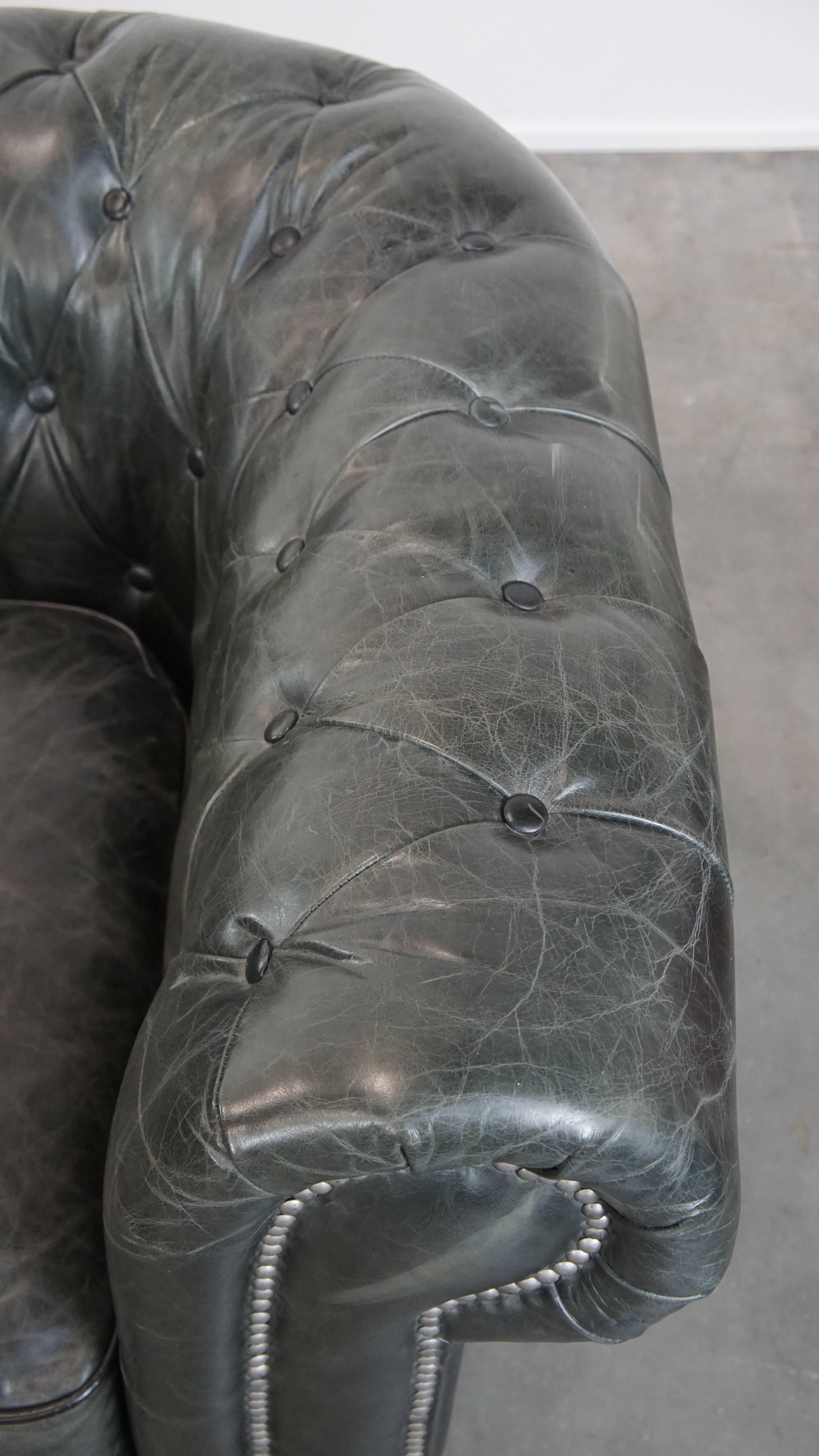 Set di 2 poltrone Chesterfield nere in pelle bovina granulata in vendita 3