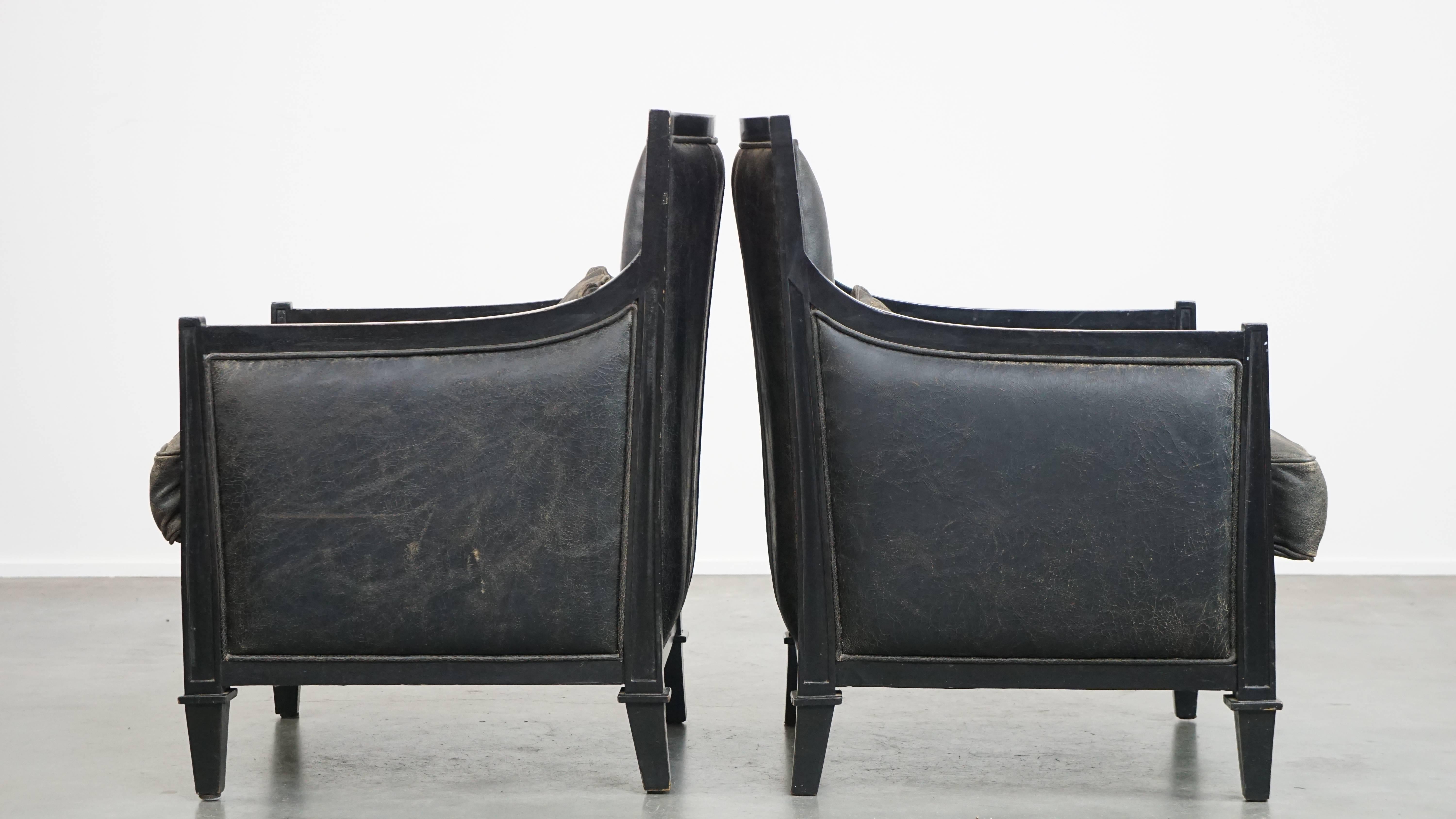Set of 2 black cowhide leather and wooden armchairs with an Art Deco design In Good Condition For Sale In Harderwijk, NL