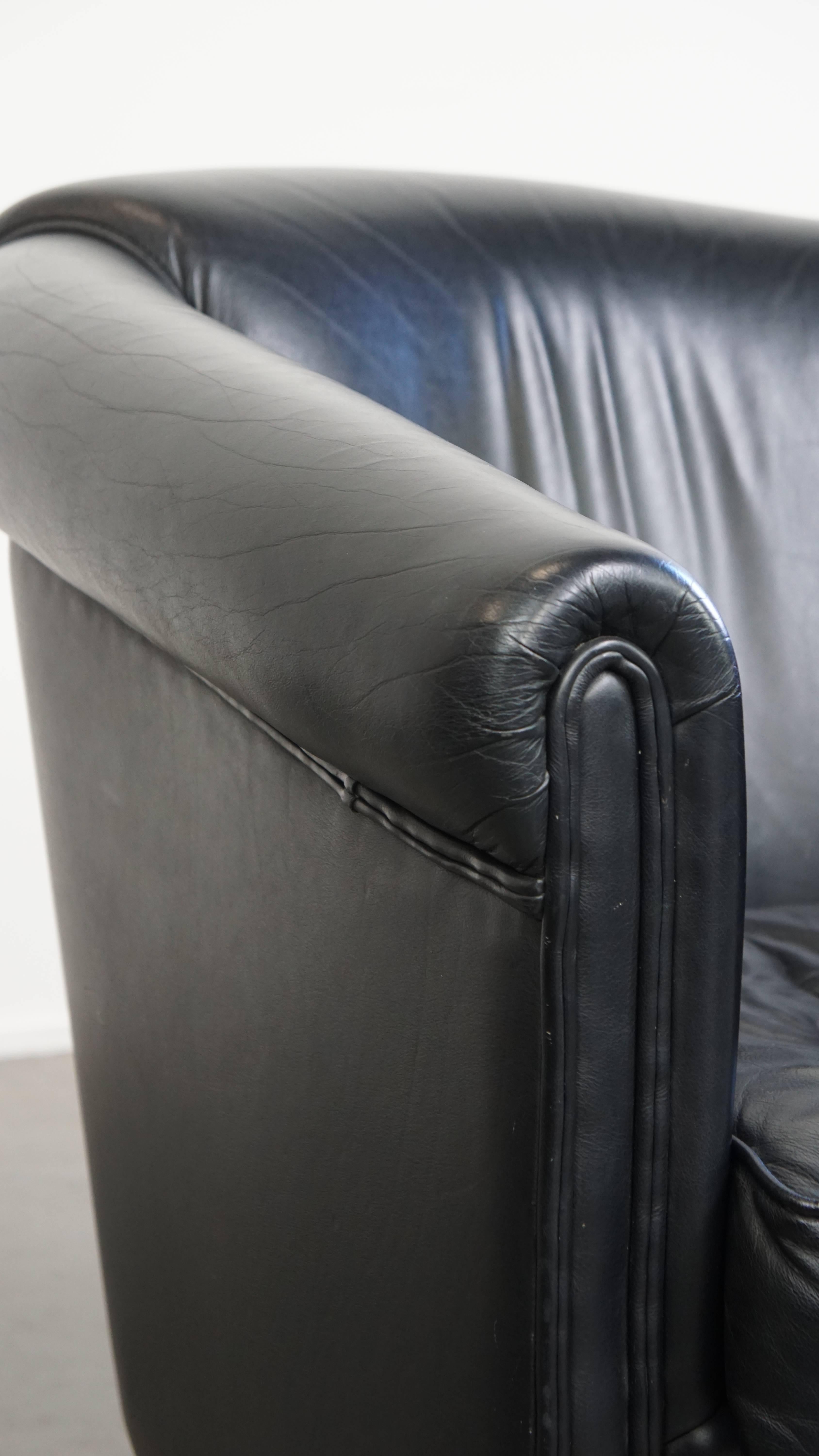 Set of 2 Black Cowhide Leather Club Armchairs in English Style For Sale 7