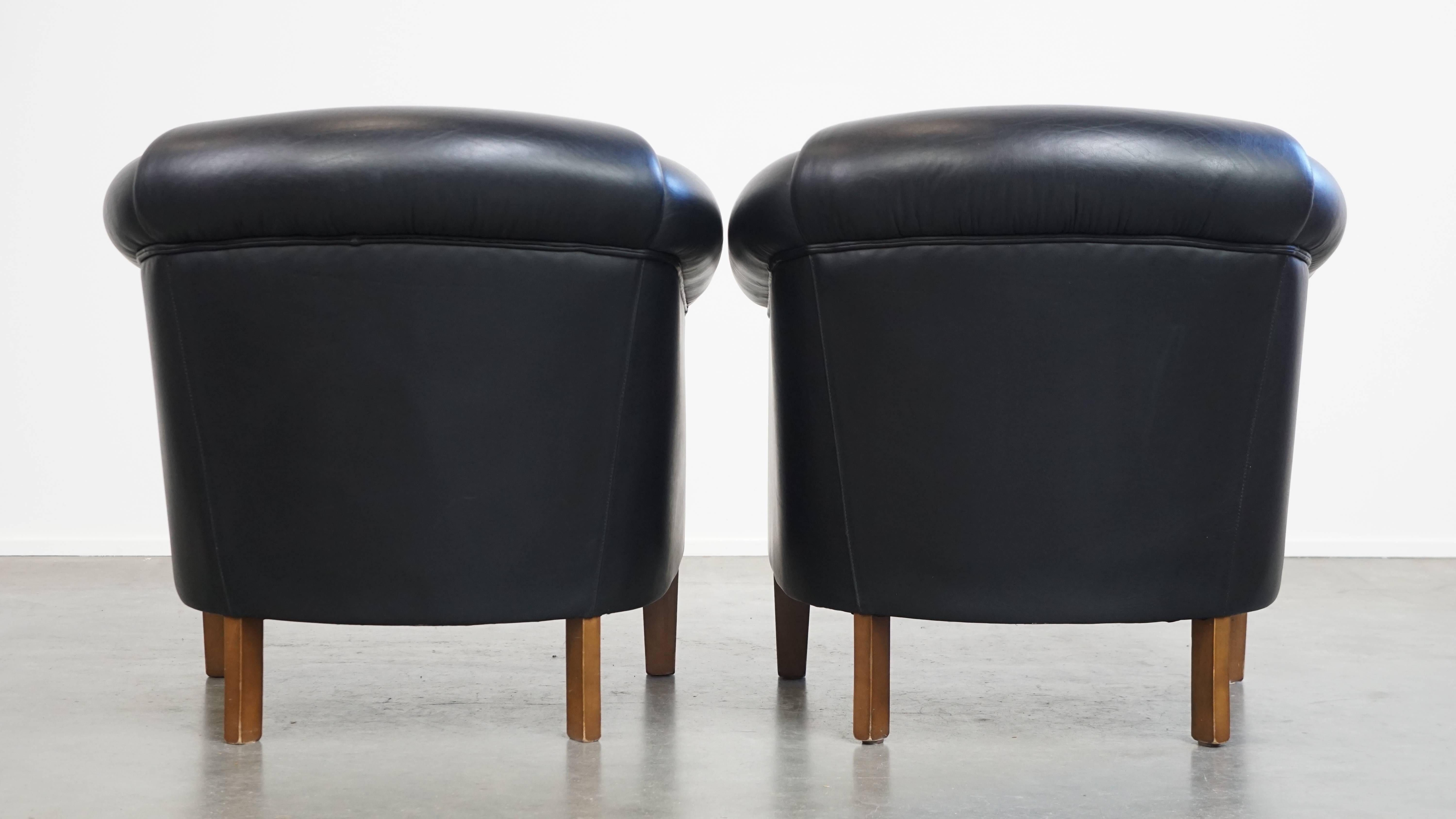 Classical Roman Set of 2 Black Cowhide Leather Club Armchairs in English Style For Sale