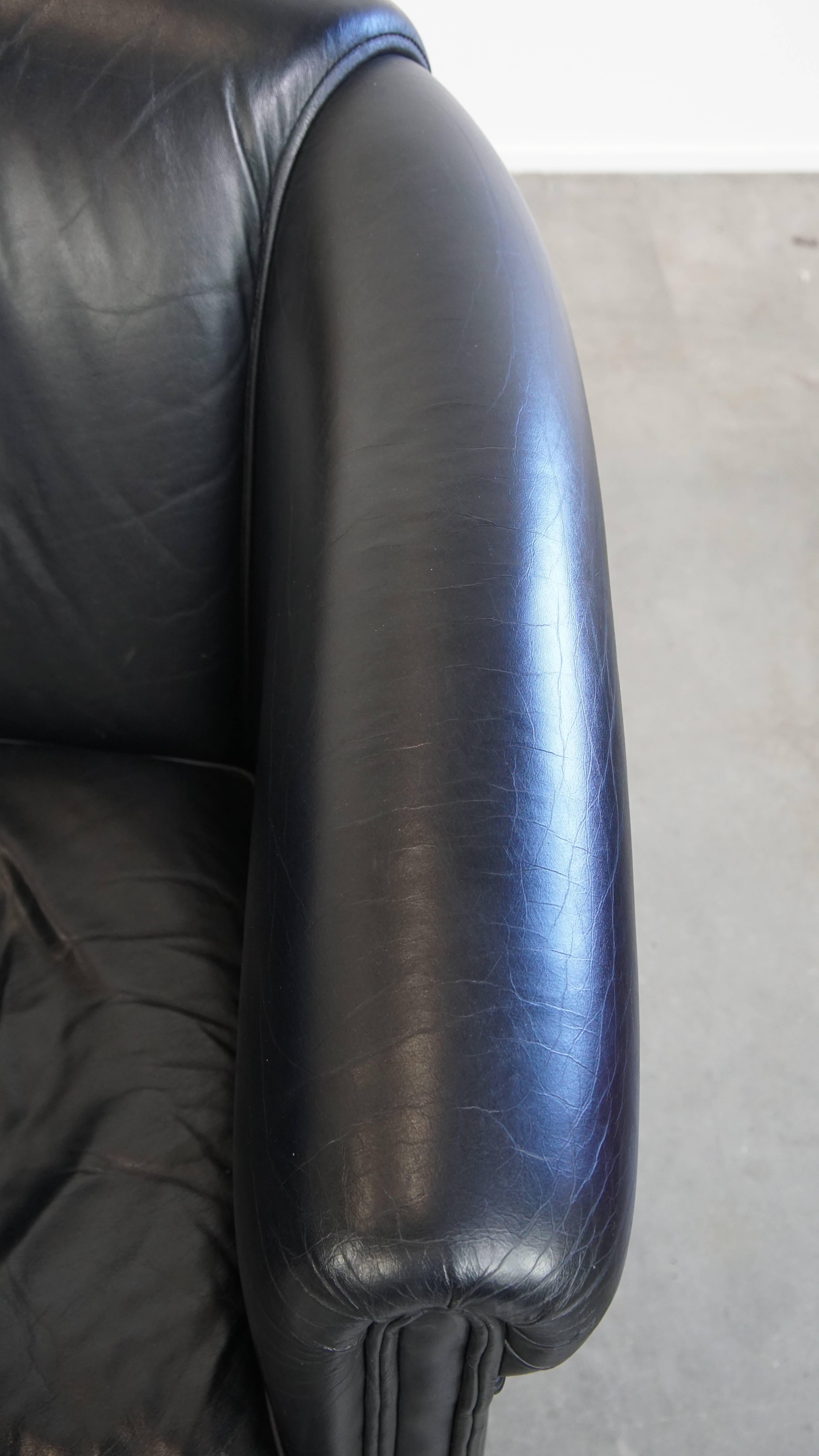 Set of 2 Black Cowhide Leather Club Armchairs in English Style For Sale 3