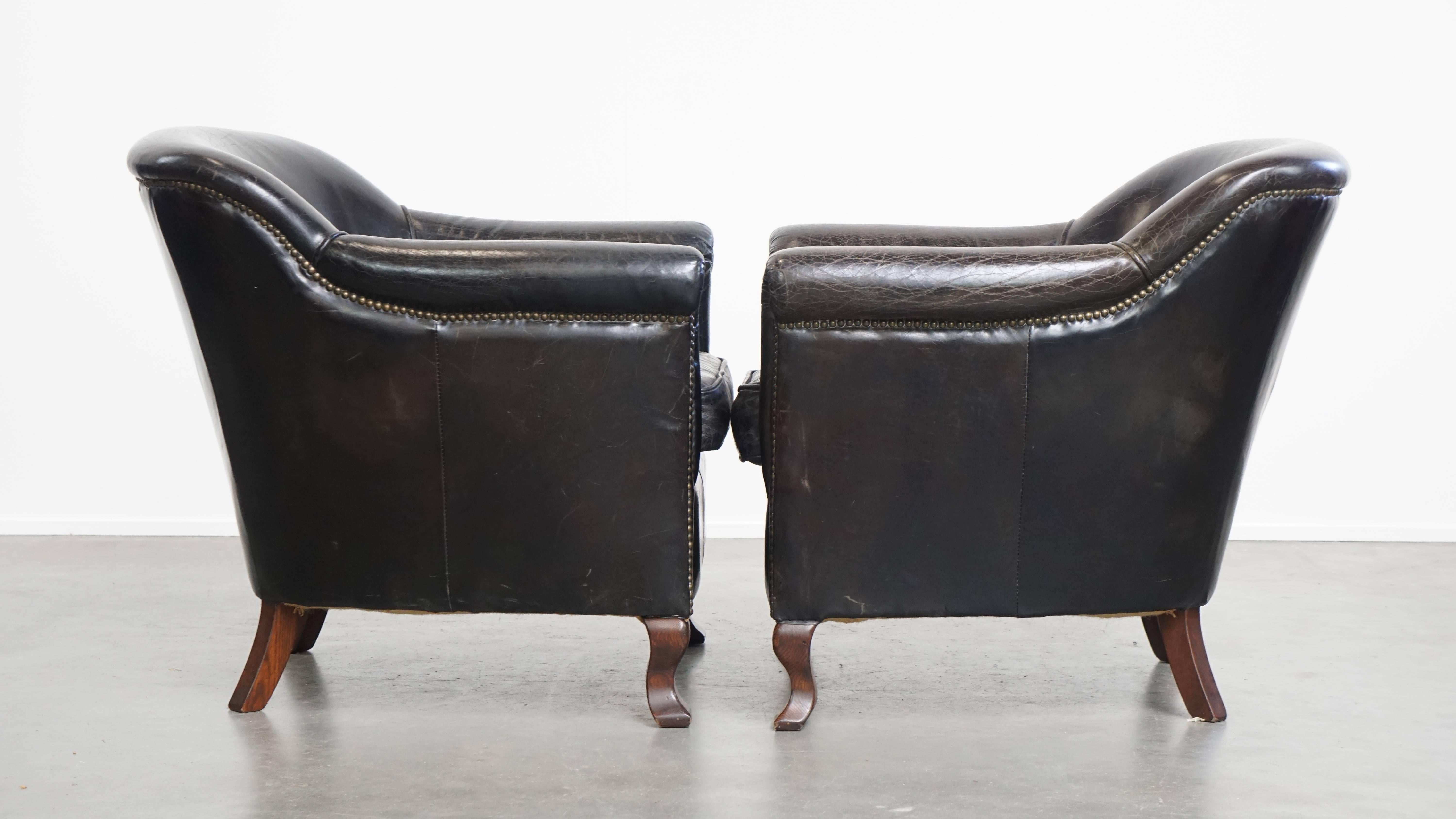 Hier wird dieses attraktive und robuste Set aus 2 schwarzen, genarbten Rindsledersesseln mit elegantem Design angeboten. Diese schönen schwarzen Ledersessel sind aus charaktervollem, genarbtem Rindsleder gefertigt und zeichnen sich durch eine