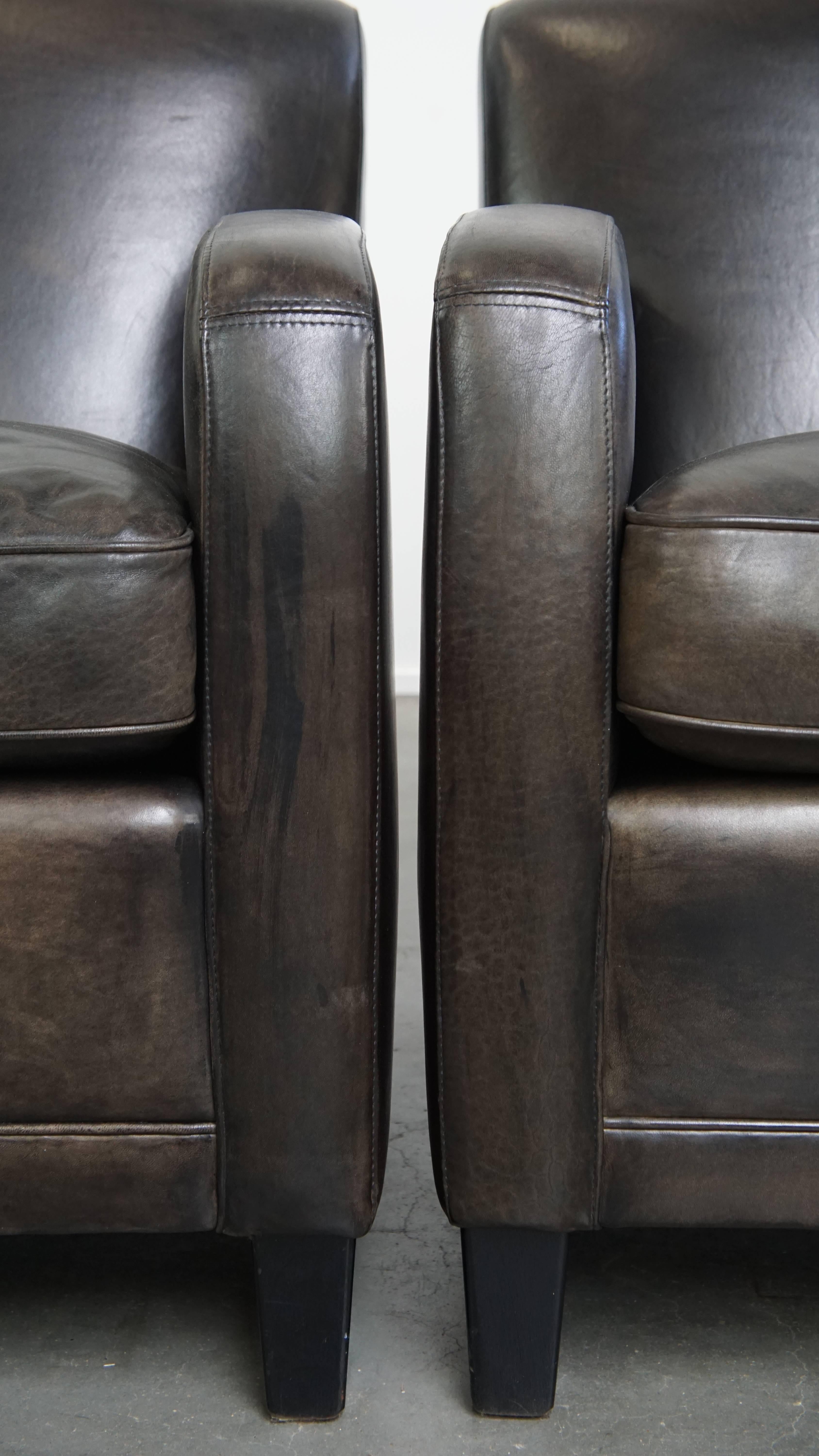 Set aus 2 schwarz/grauen Sesseln im Schafsfell-Design im Angebot 3