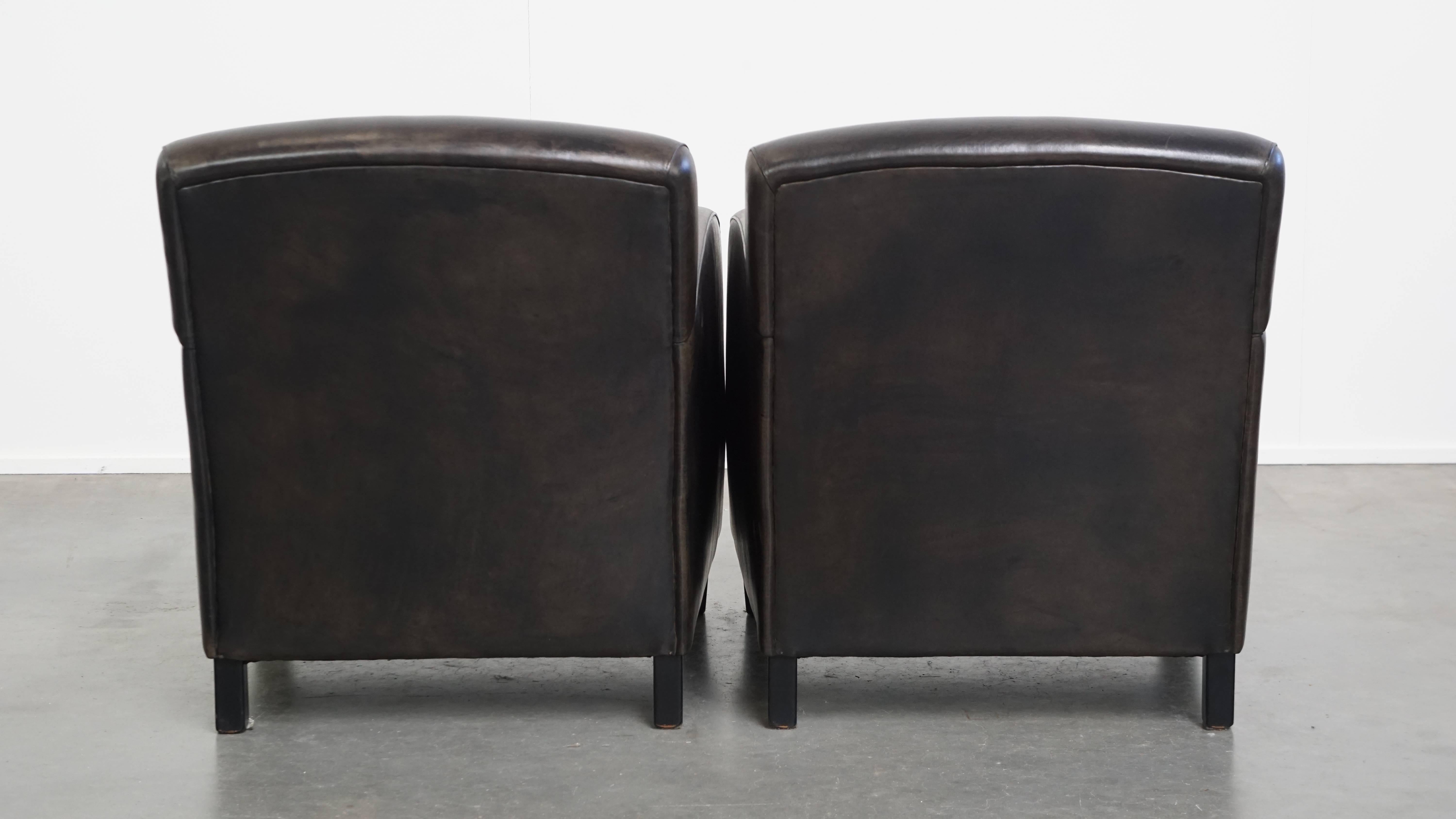 Set aus 2 schwarz/grauen Sesseln im Schafsfell-Design (Klassisch-römisch) im Angebot