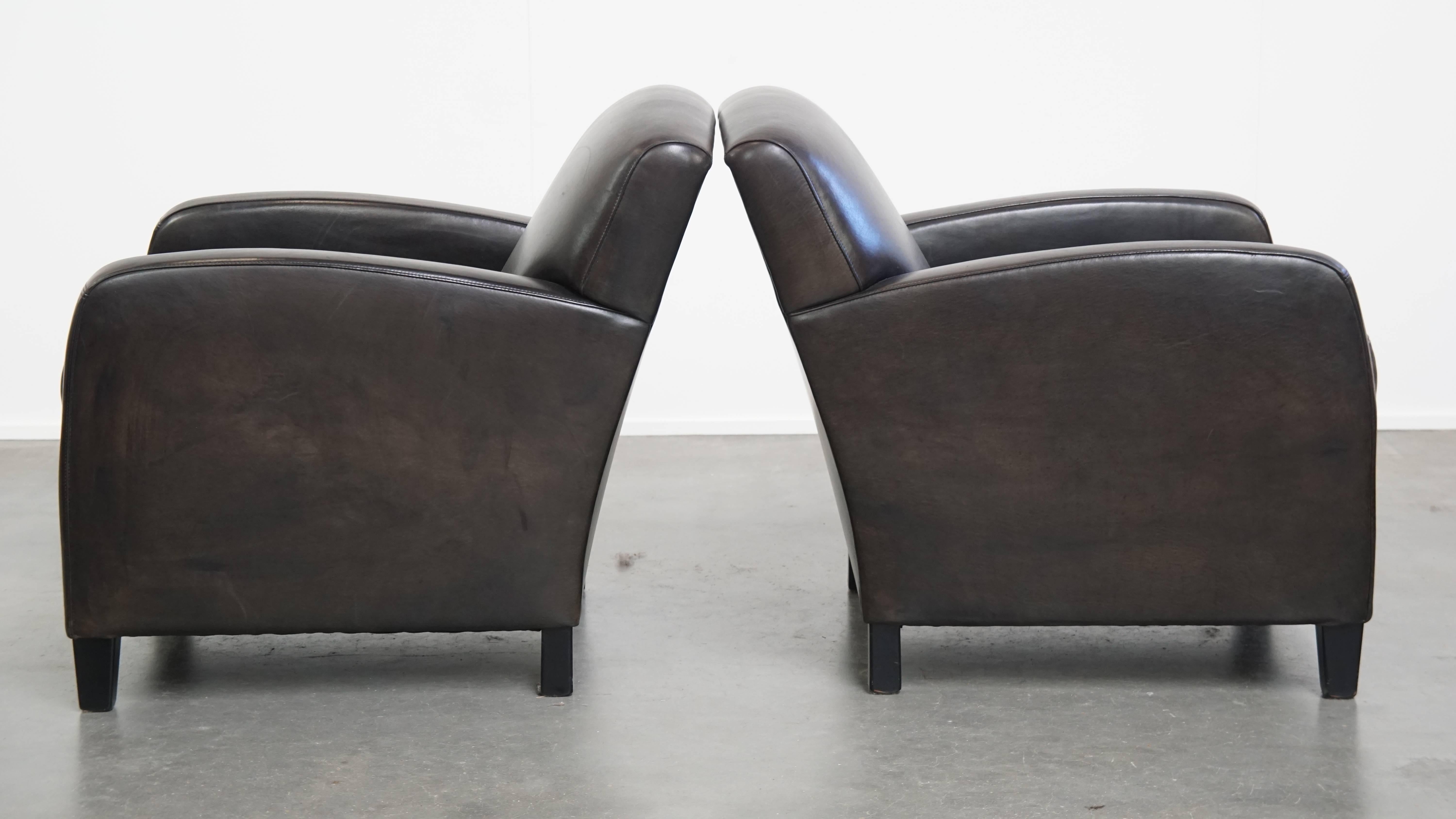 Set aus 2 schwarz/grauen Sesseln im Schafsfell-Design (Handgefertigt) im Angebot