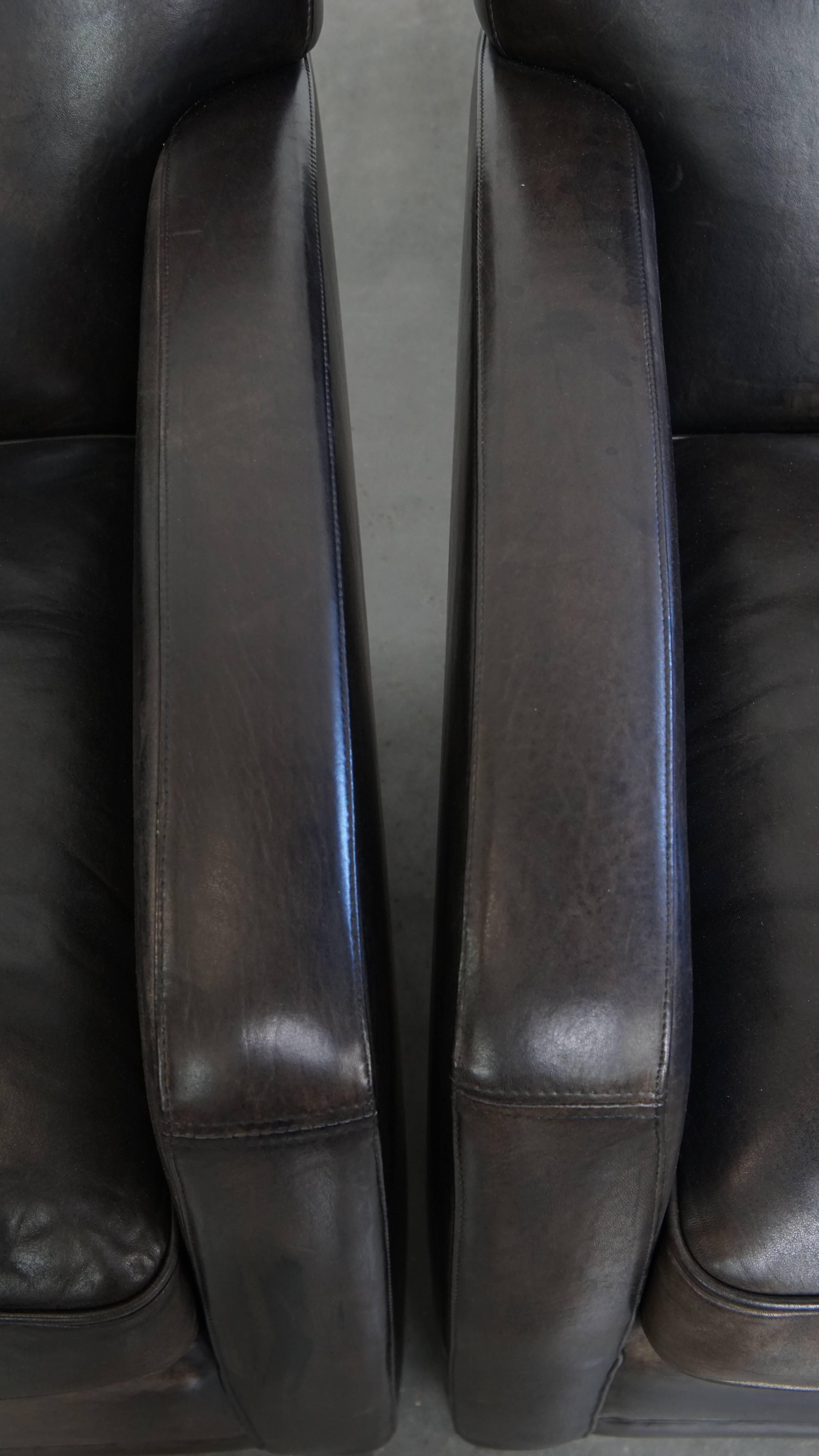 Set aus 2 schwarz/grauen Sesseln im Schafsfell-Design im Angebot 1