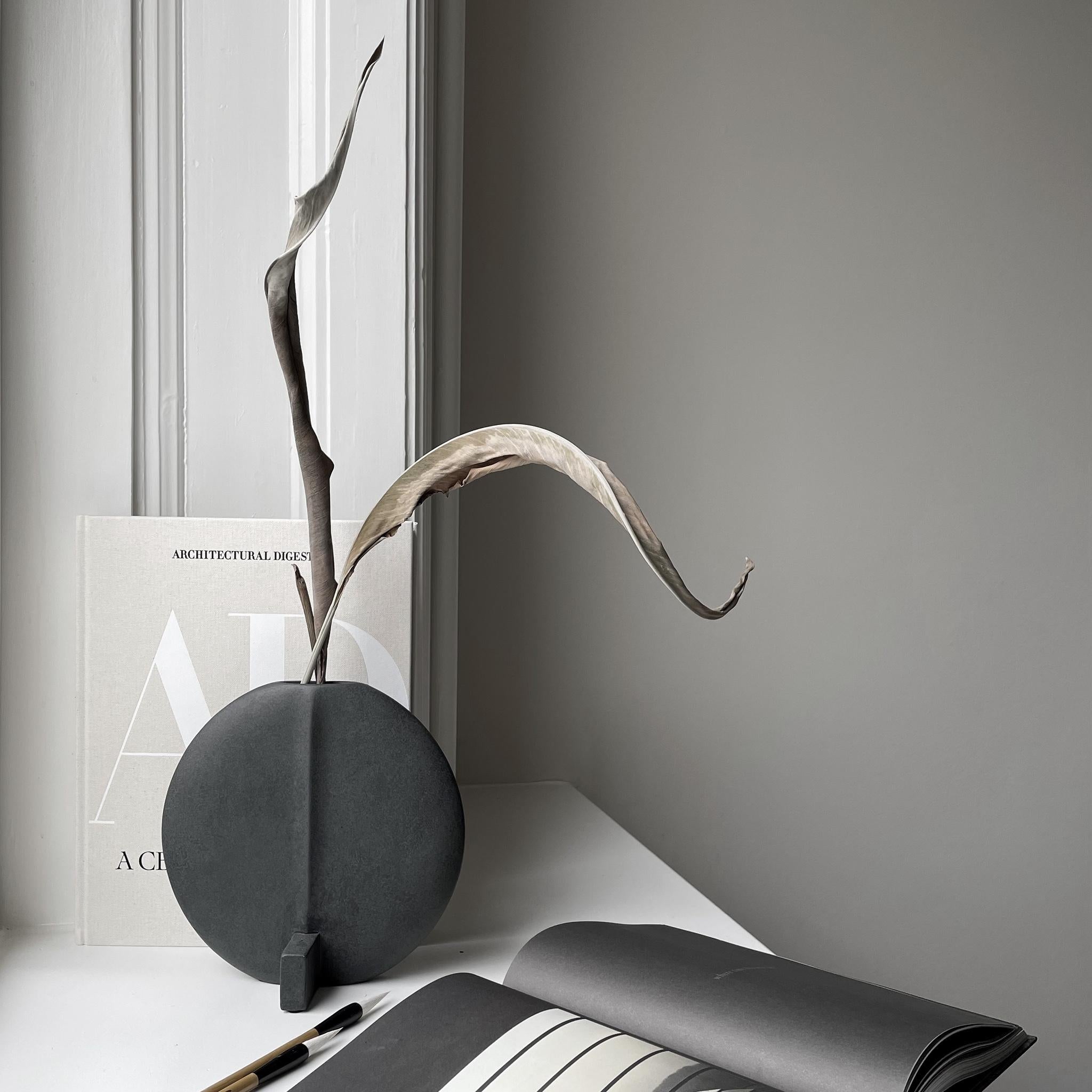 Un ensemble de 2 Guggenheim Petit noir de 101 Copenhagen
Conçu par Kristian Sofus Hansen & Tommy Hyldahl
Dimensions : L 23 / l 12 / H 23 cm
Matériaux : Céramique

Guggenheim est une série de vases sculpturaux en céramique basés sur la géométrie