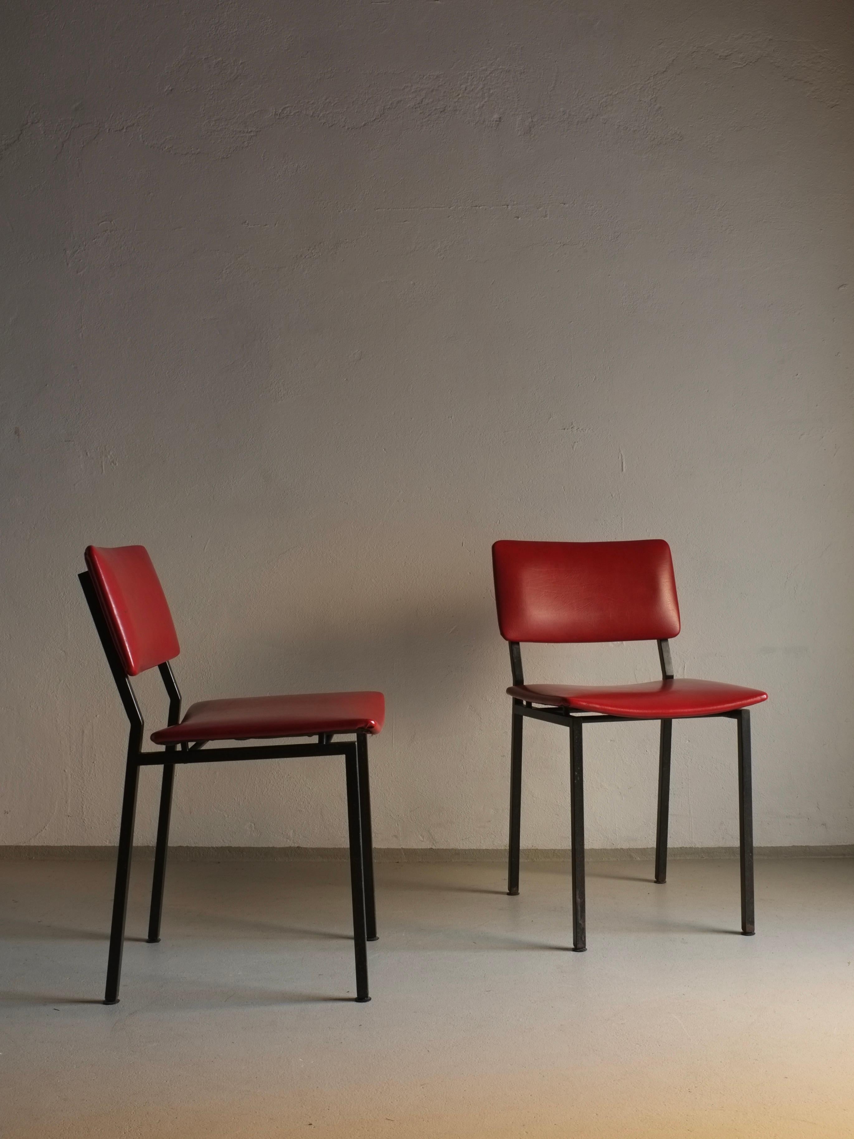Set of 2 vintage black metal chairs with red vinyl upholstery designed by Gerrit Veenendaal for Kembo Rhenen.

Additional information:
Country of manufacture: Netherlands
Period: 1960s
Dimensions: W 43 W x 53 D x 77 H cm
Seat: 49 cm
Condition: Good