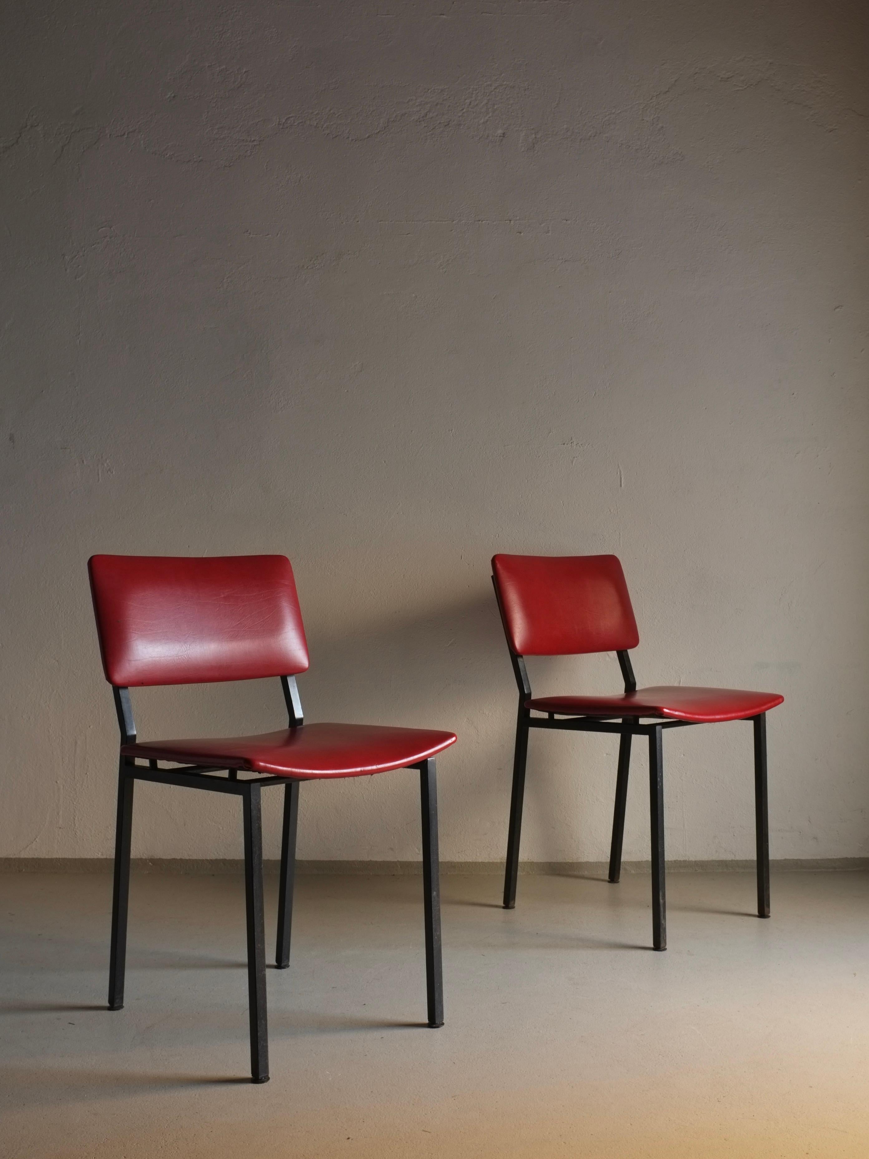 Ensemble de 2 chaises en métal noir par Gerrit Veenendaal pour Kembo, Pays-Bas années 1960 Bon état - En vente à Rīga, LV