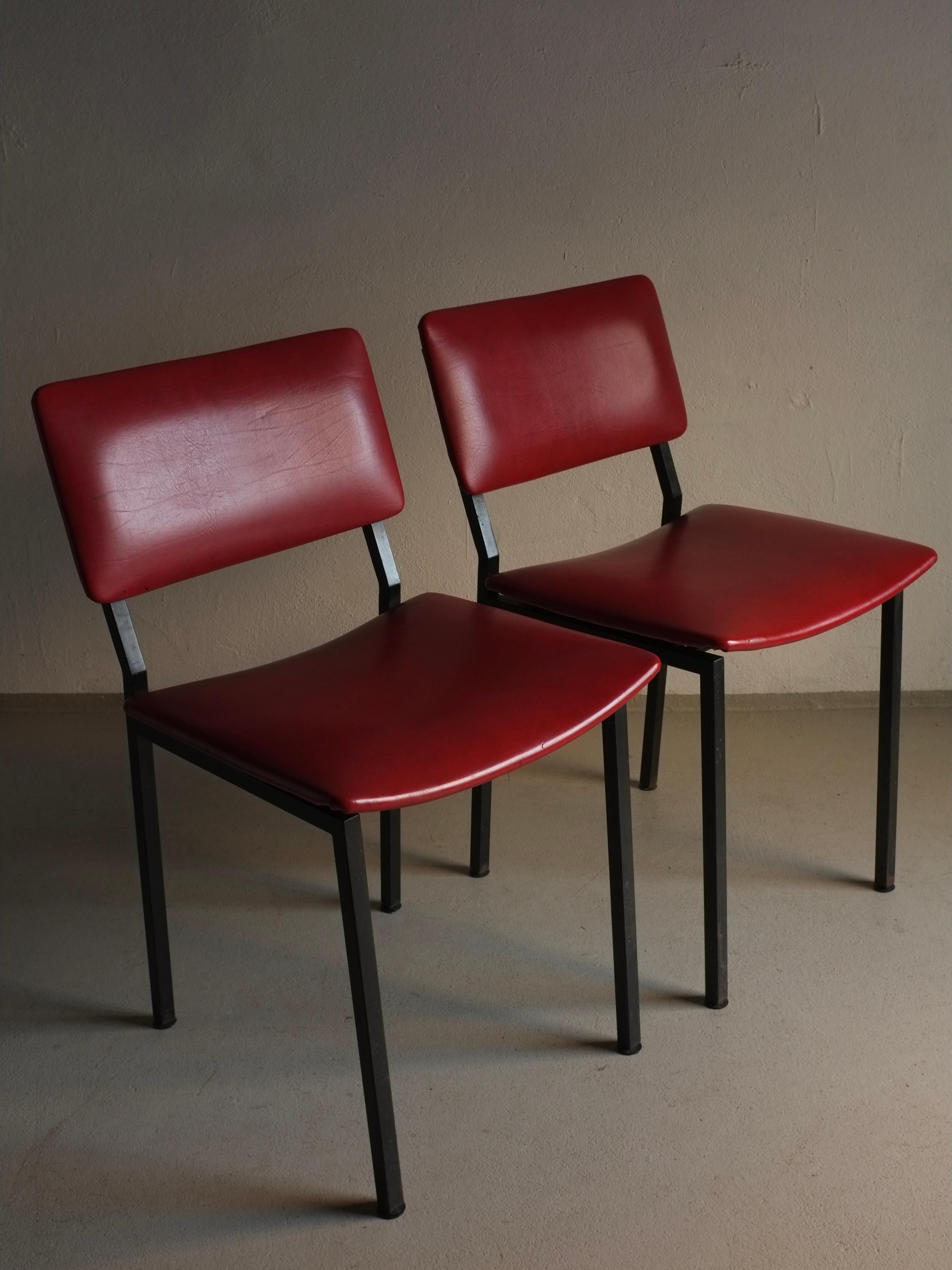 20ième siècle Ensemble de 2 chaises en métal noir par Gerrit Veenendaal pour Kembo, Pays-Bas années 1960 en vente