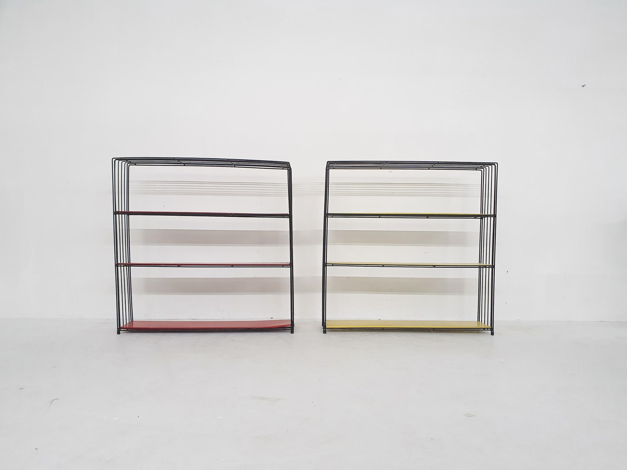 Set of 2 black metal room dividers or bookcase by Tjerk Reijenga for Pilastro, The Netherlands 1960's
Minimalistic black metal wired book case with 3 metal yellow shelves, and one with red shelves.
In good original condition.