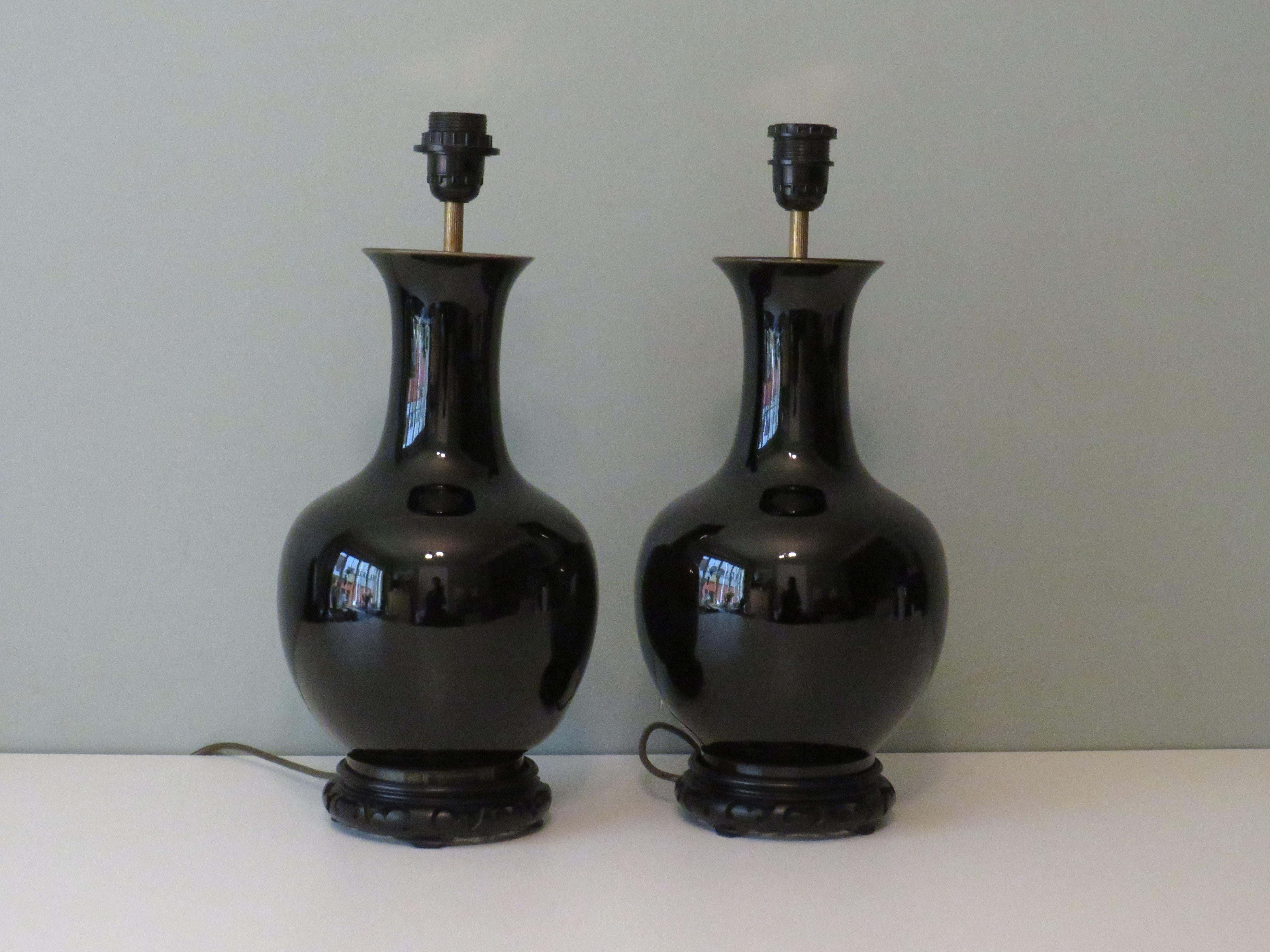 The lamps are made of ceramic with a very glossy glaze and are mounted on a carved black wooden base.
The socket with fitting E 27 is made of Bakelite and mounted on a brass plate.
They are both in very good condition.
Total height 50 cm and