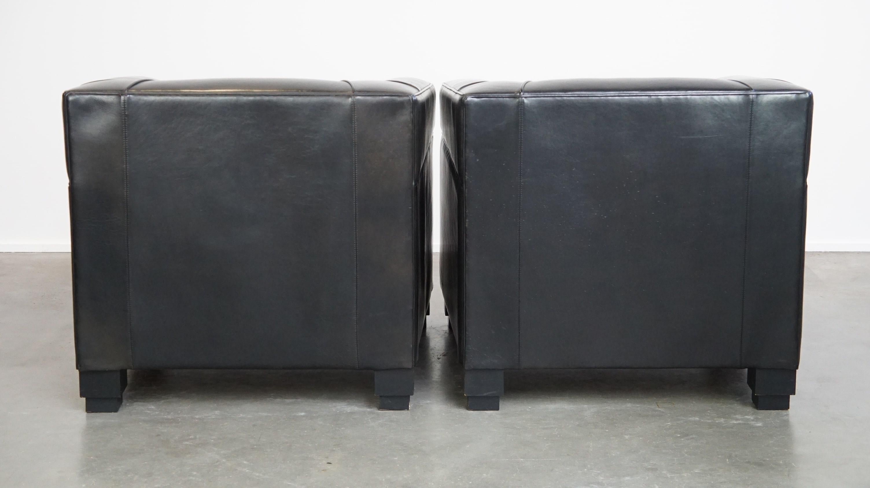 Fatto a mano Set di 2 poltrone in pelle di pecora nera dal design Art Déco e dall'elevato comfort di seduta in vendita