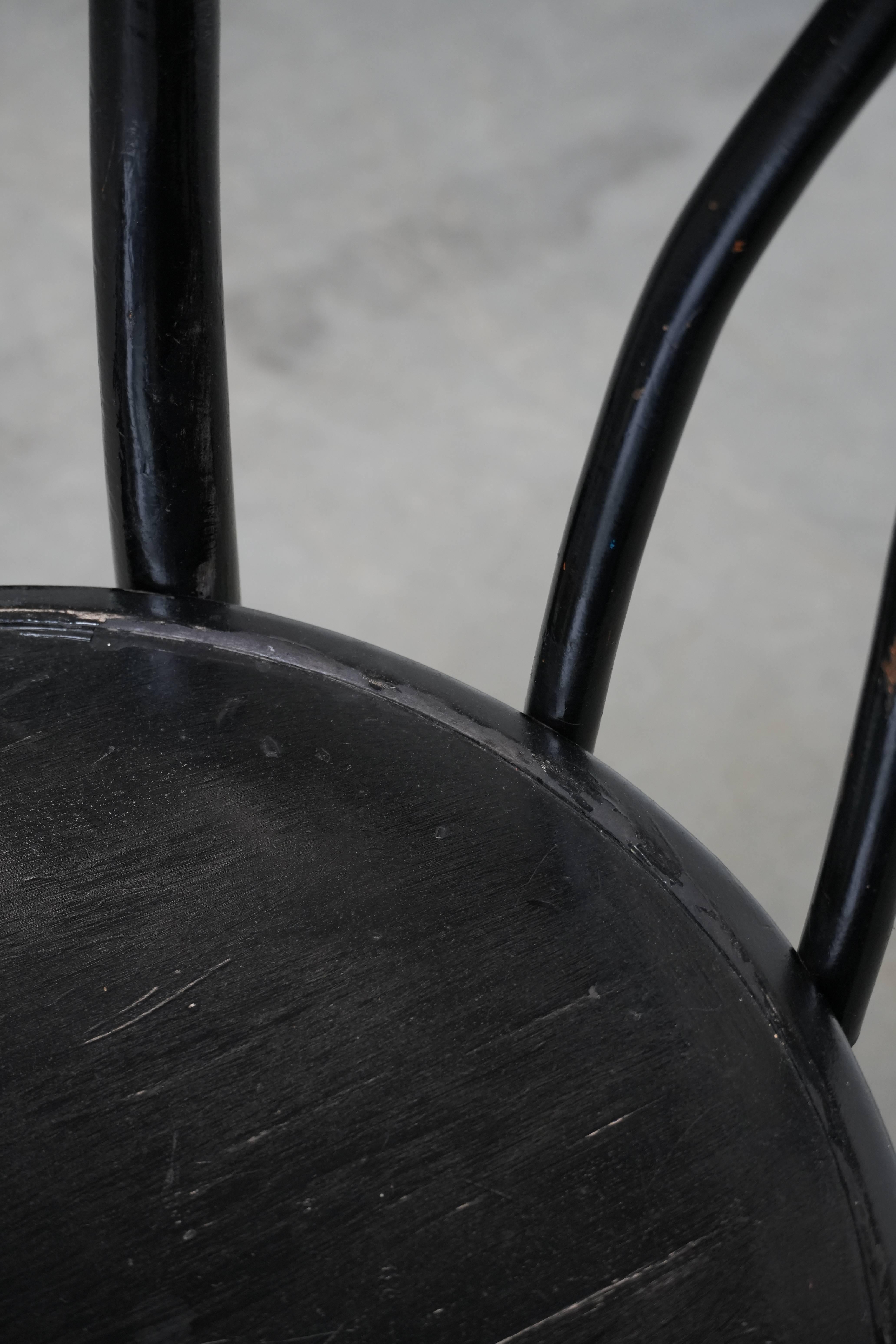 Set aus 2 schwarzen Vintage-Bistrostühlen im Thonet-Stil mit elegantem Design im Angebot 5