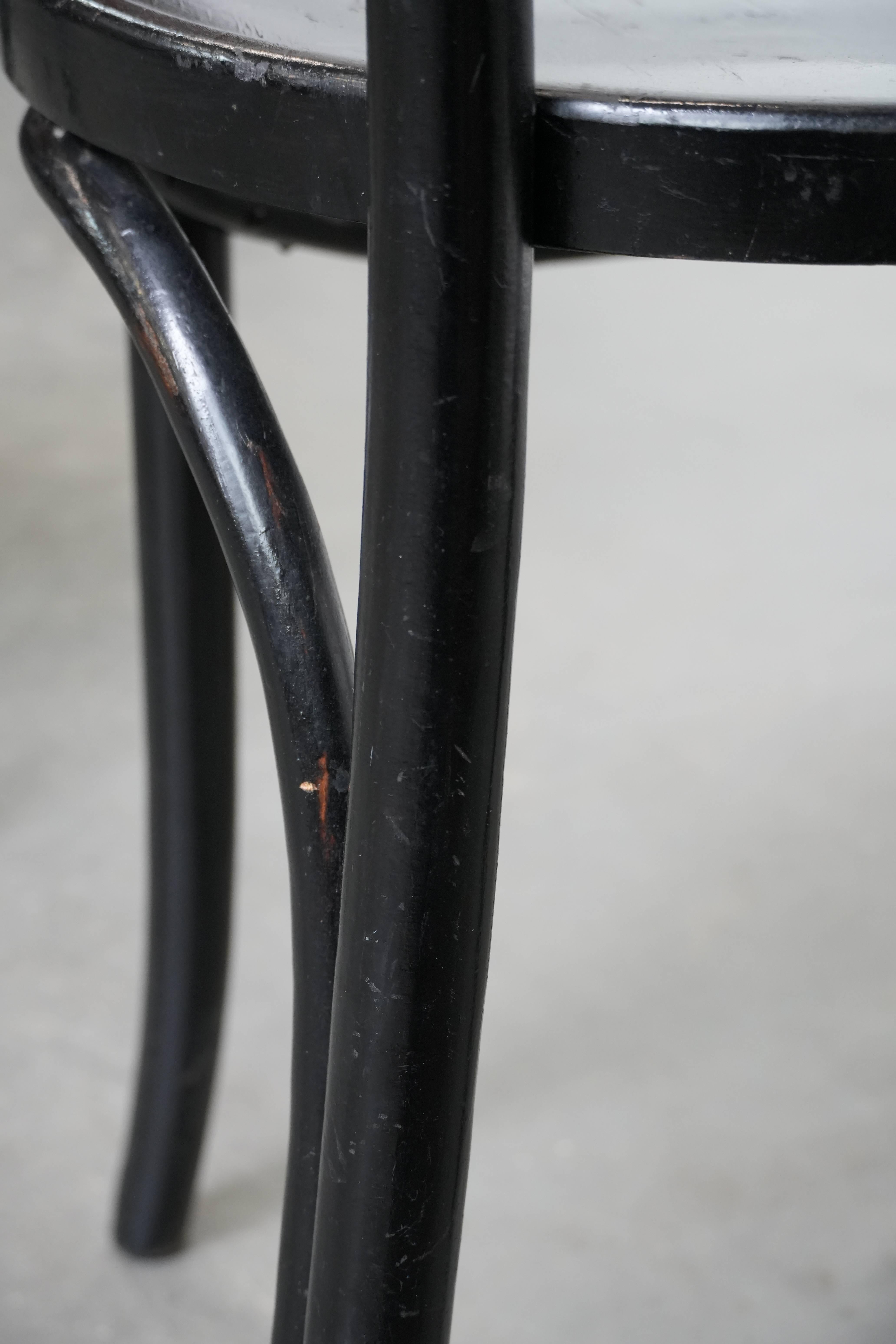 Set aus 2 schwarzen Vintage-Bistrostühlen im Thonet-Stil mit elegantem Design im Angebot 8