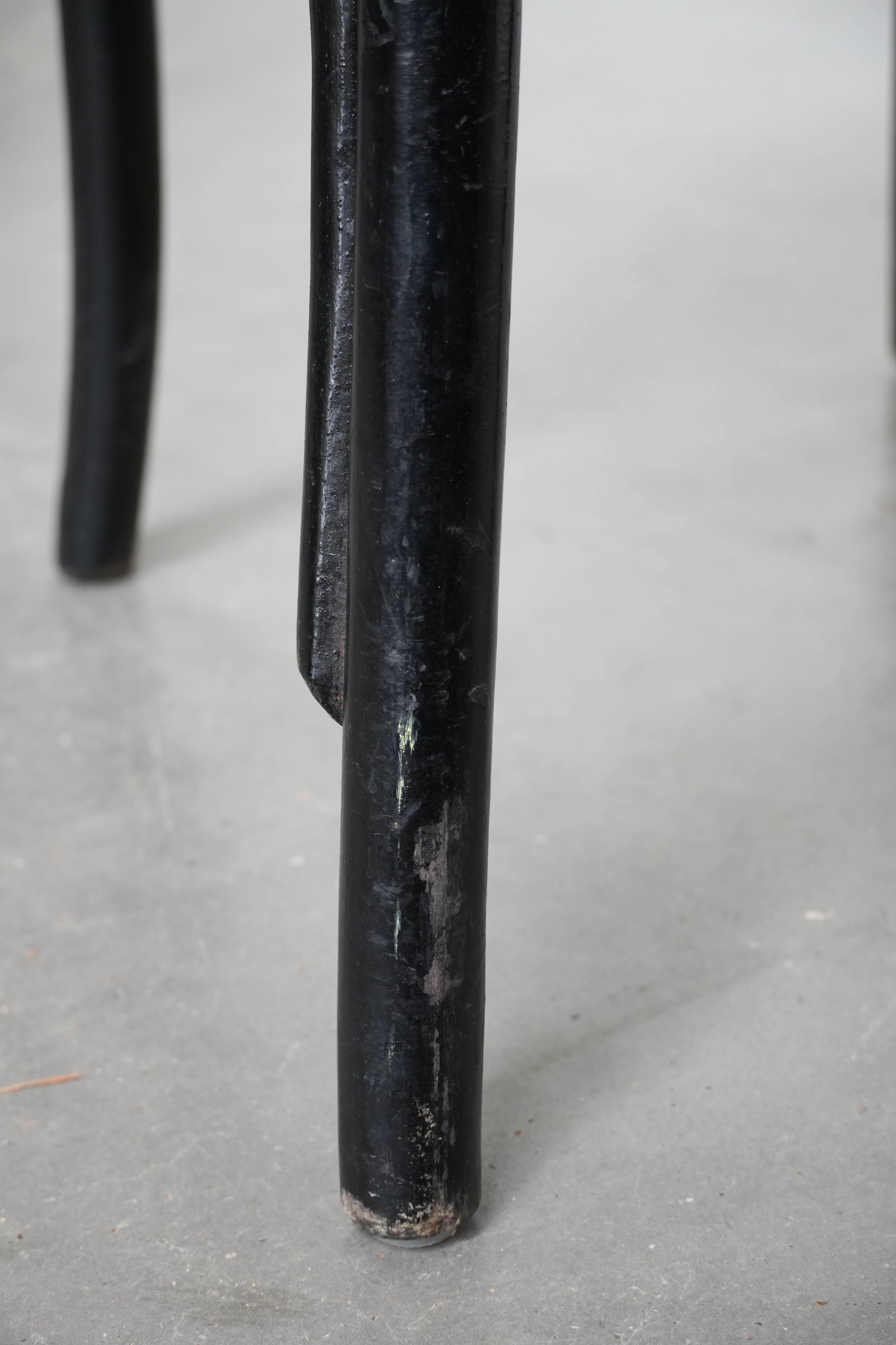 Set aus 2 schwarzen Vintage-Bistrostühlen im Thonet-Stil mit elegantem Design im Angebot 9