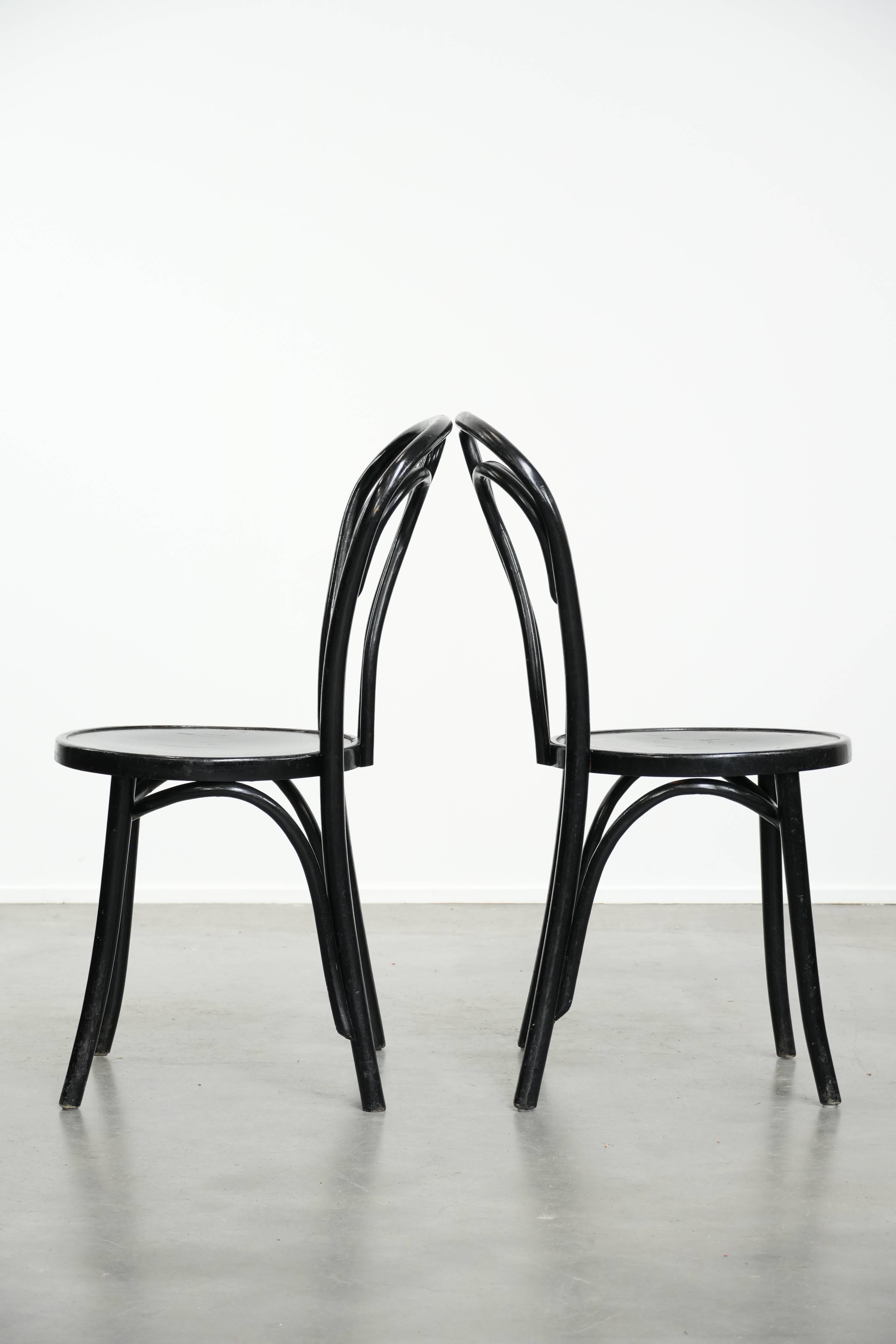 Set aus 2 schwarzen Vintage-Bistrostühlen im Thonet-Stil mit elegantem Design (Handgefertigt) im Angebot
