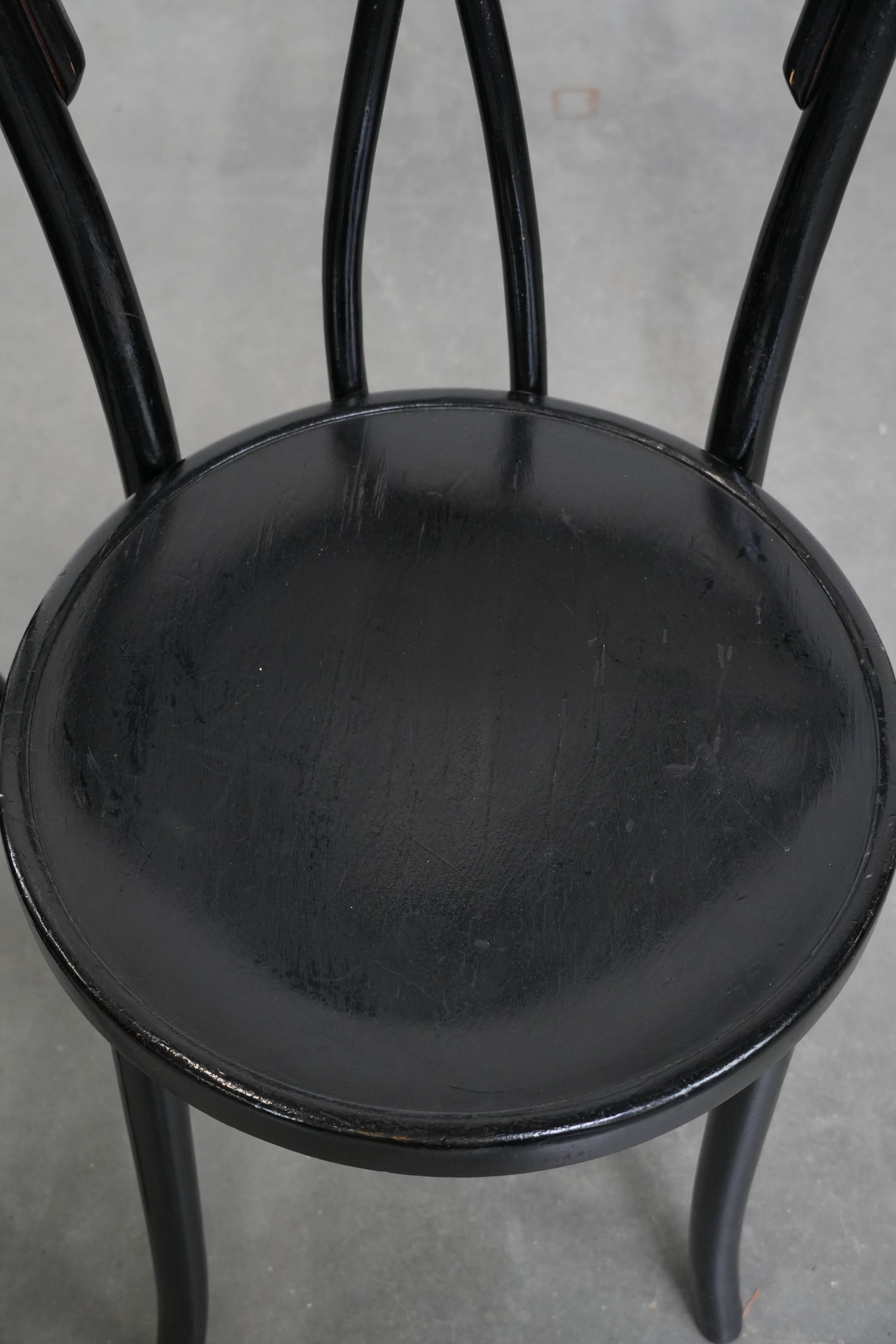 Set aus 2 schwarzen Vintage-Bistrostühlen im Thonet-Stil mit elegantem Design (20. Jahrhundert) im Angebot