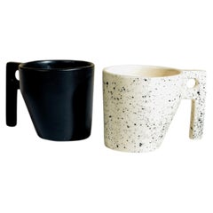 Lot de 2 tasses « Stiletto » noires et blanches en grès émaillé, par Muscellaneous