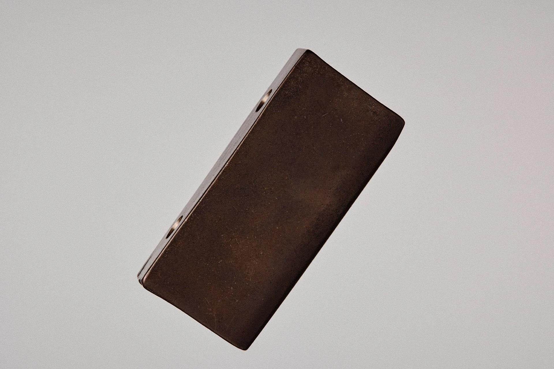 Blackened Mini Cove Handles by Henry Wilson
Dimensions: W 5 x D 2 x H 9 cm
Materials: Blackened Bronze.

An elegant, minimalist handle designed for contemporary cabinetry.

Each piece is sand-cast and rumble-finished; because of small-batch