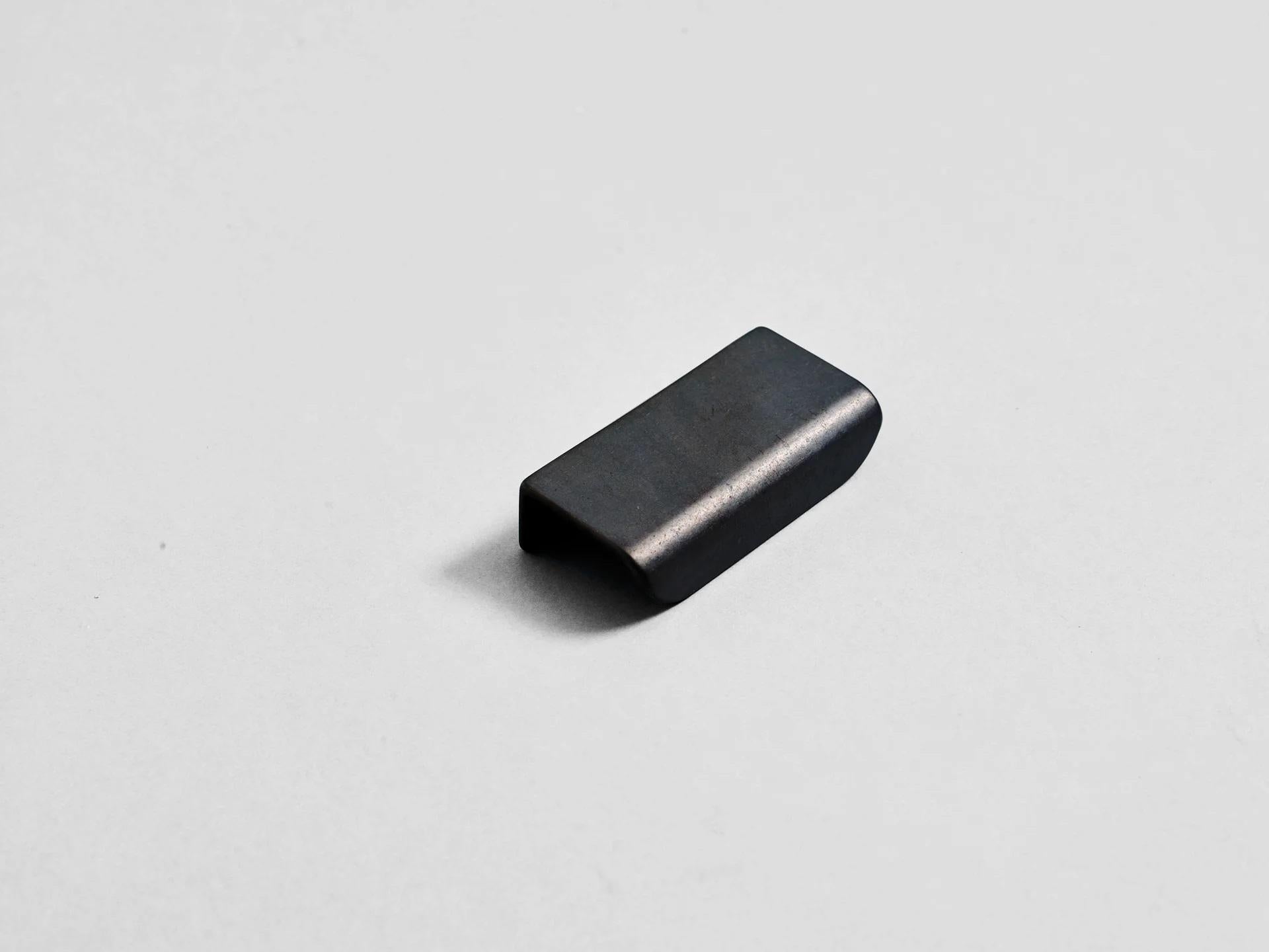 Set of 2 Blackened Mini Cove Handles by Henry Wilson In New Condition For Sale In Geneve, CH