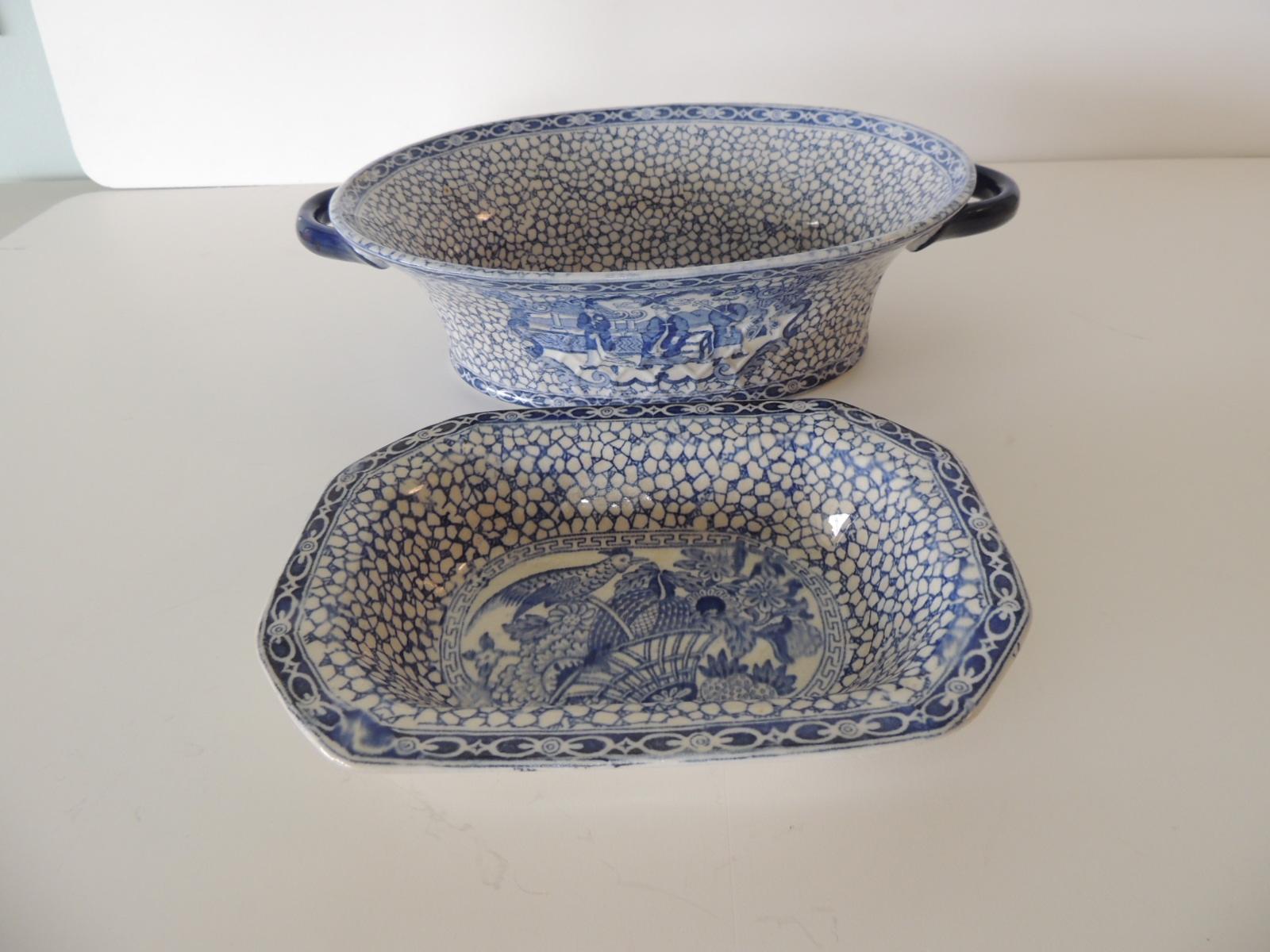 Set di (2) ciotole da portata blu e bianche William Adams.
Queste ciotole sono state realizzate da William Adams. Ha un modello cinese che è stato introdotto 
da William Adams nel 1780 e fu la prima del suo stile prodotta in ceramica inglese.