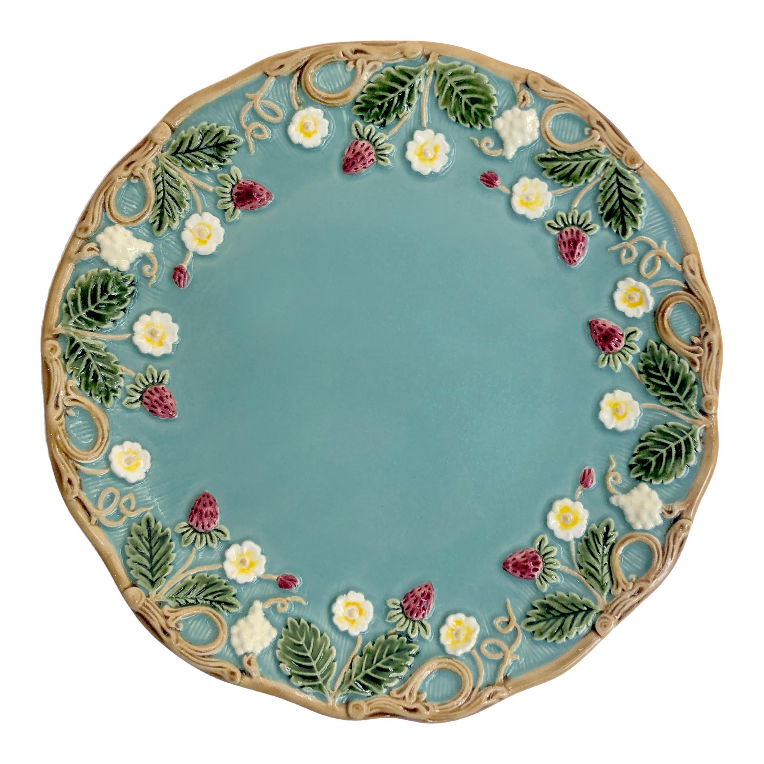Ensemble de deux assiettes à dessert bleues de la Collection S. George Sand.

Cette assiette à dessert est ornée d'un motif en relief de fraises, de feuilles de fraisier et de petites fleurs blanches, soigneusement disposées sur son pourtour. Son
