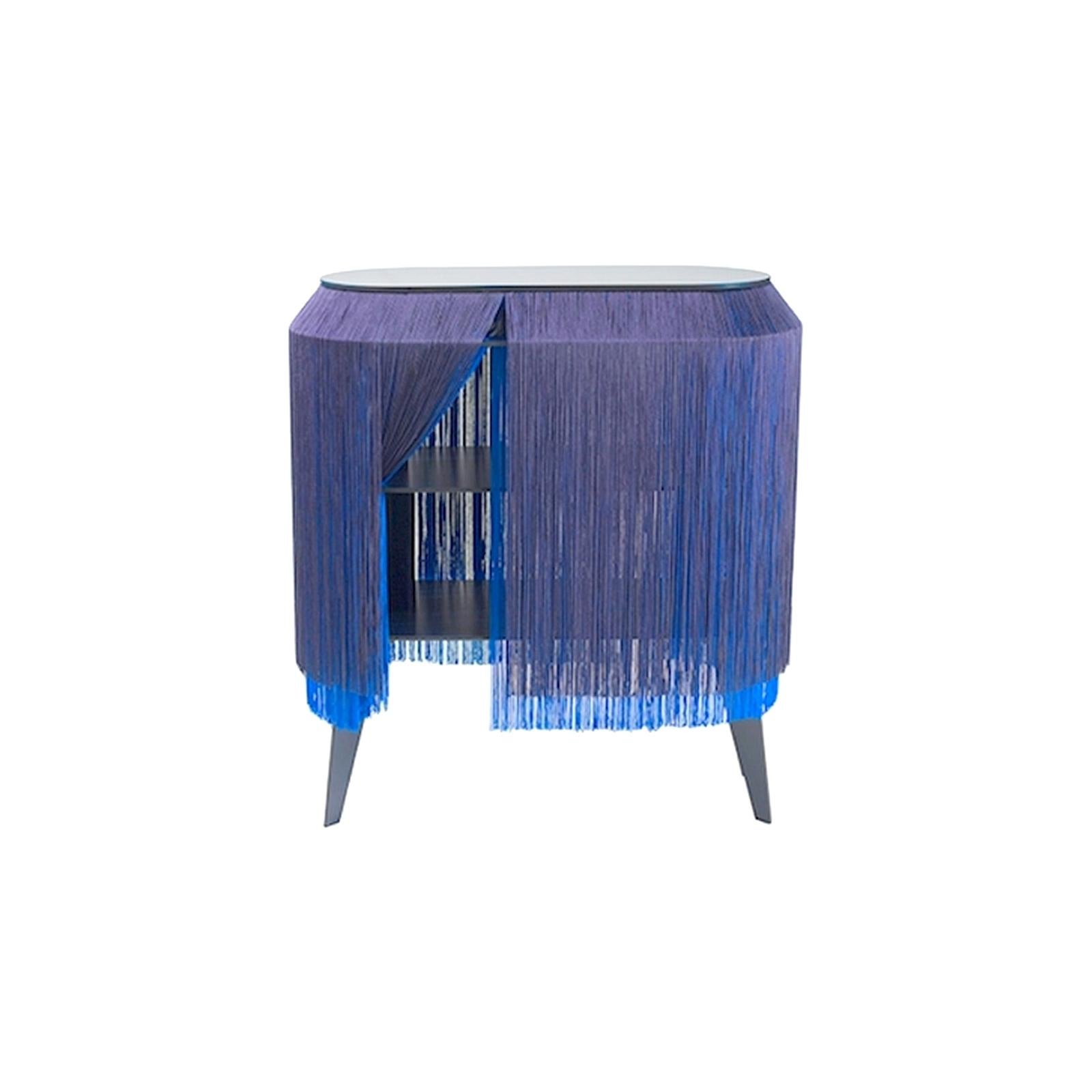2er-Set blauer Fransen-Beistelltisch / Nachttisch, hergestellt in Frankreich (Holz) im Angebot