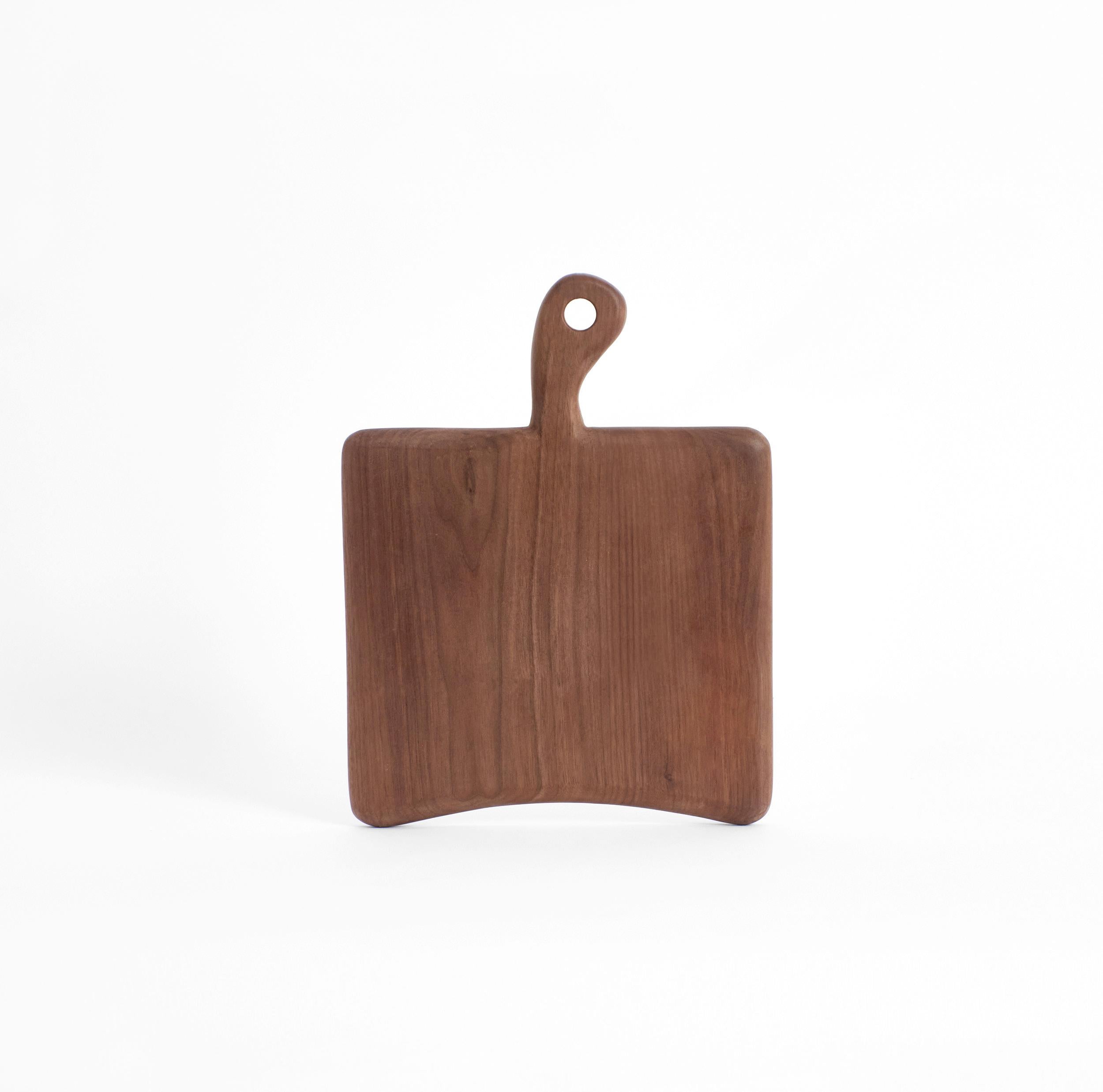 Set of 2 board 31 in walnut by Project 213A
Dimensions: D 31.5 x W 24.5 x H 2 cm.
Materials: Walnut wood. 

This small square-shaped board is hand-carved from walnut. The boards as an individual or as part of the family will become a key item in