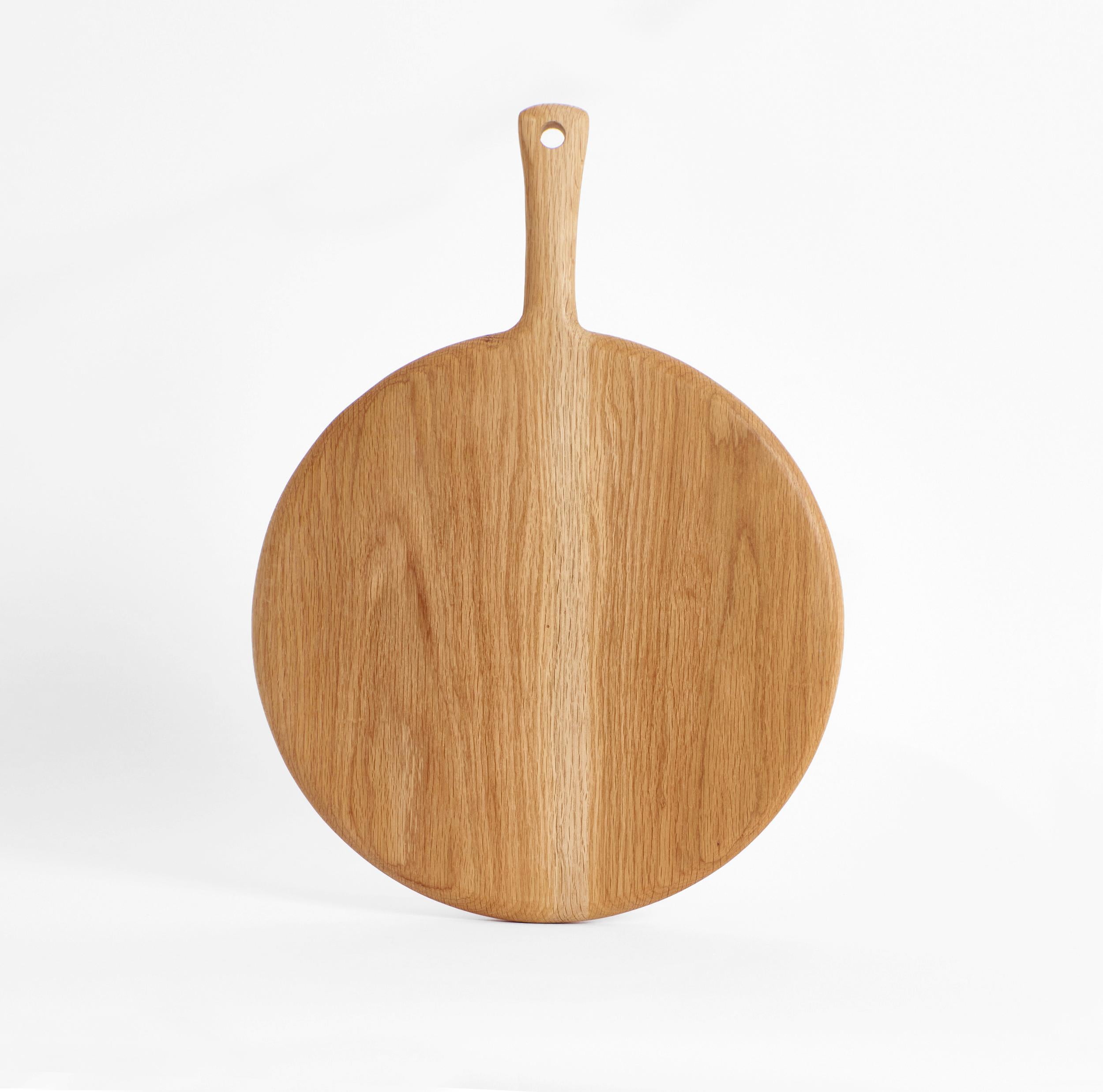 Set of 2 board 52 in oak by Project 213A
Dimensions: D 38 x W 52 x H 2 cm
Materials: Oak wood.

This large round-shaped board is hand-carved from walnut. The boards as an individual or as part of the family will become a key item in every kitchen