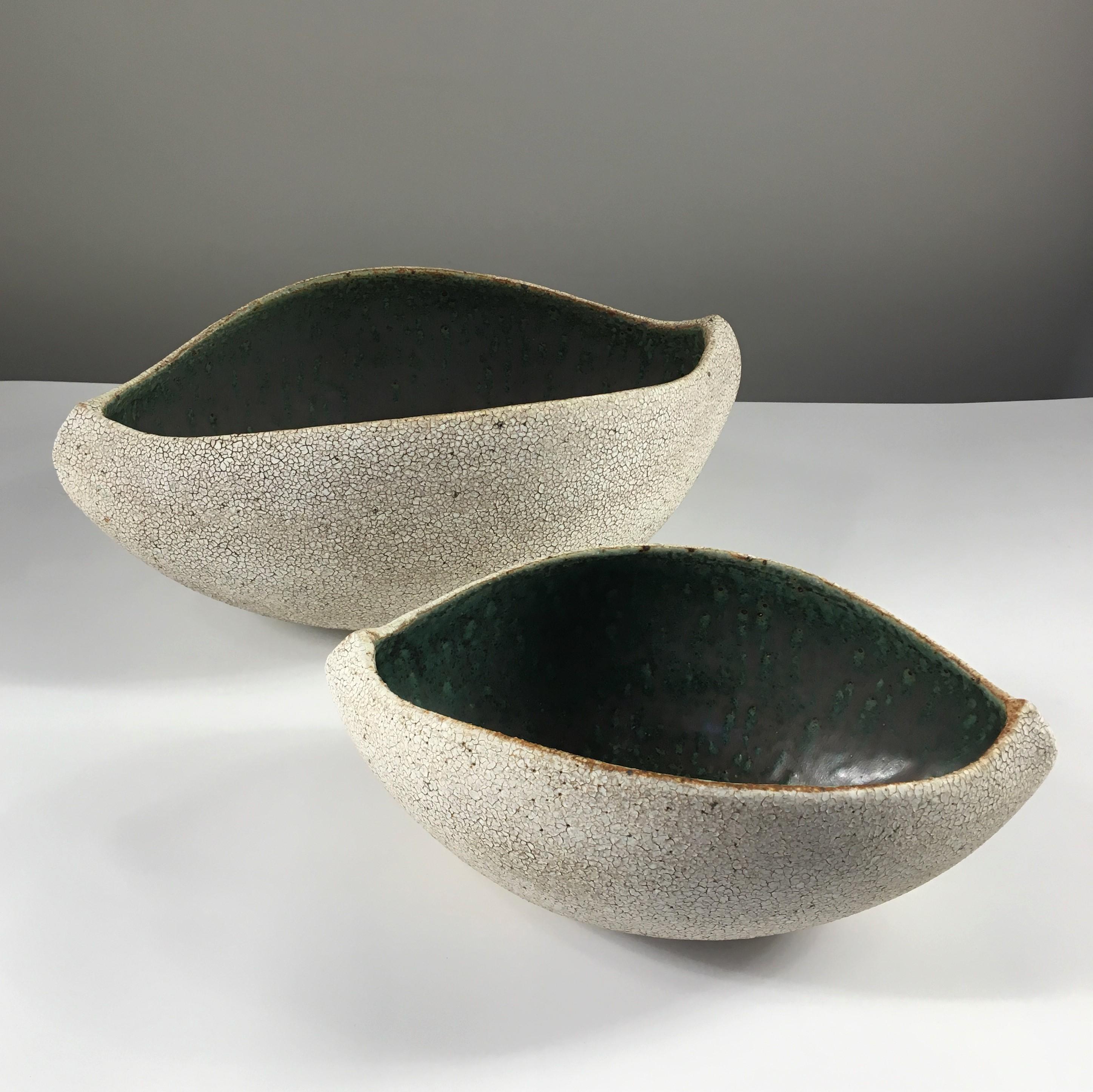 Organic Modern Set of 2 Boat Shaped Pottery Bowls with Dark Inner Glaze by Yumiko Kuga For Sale