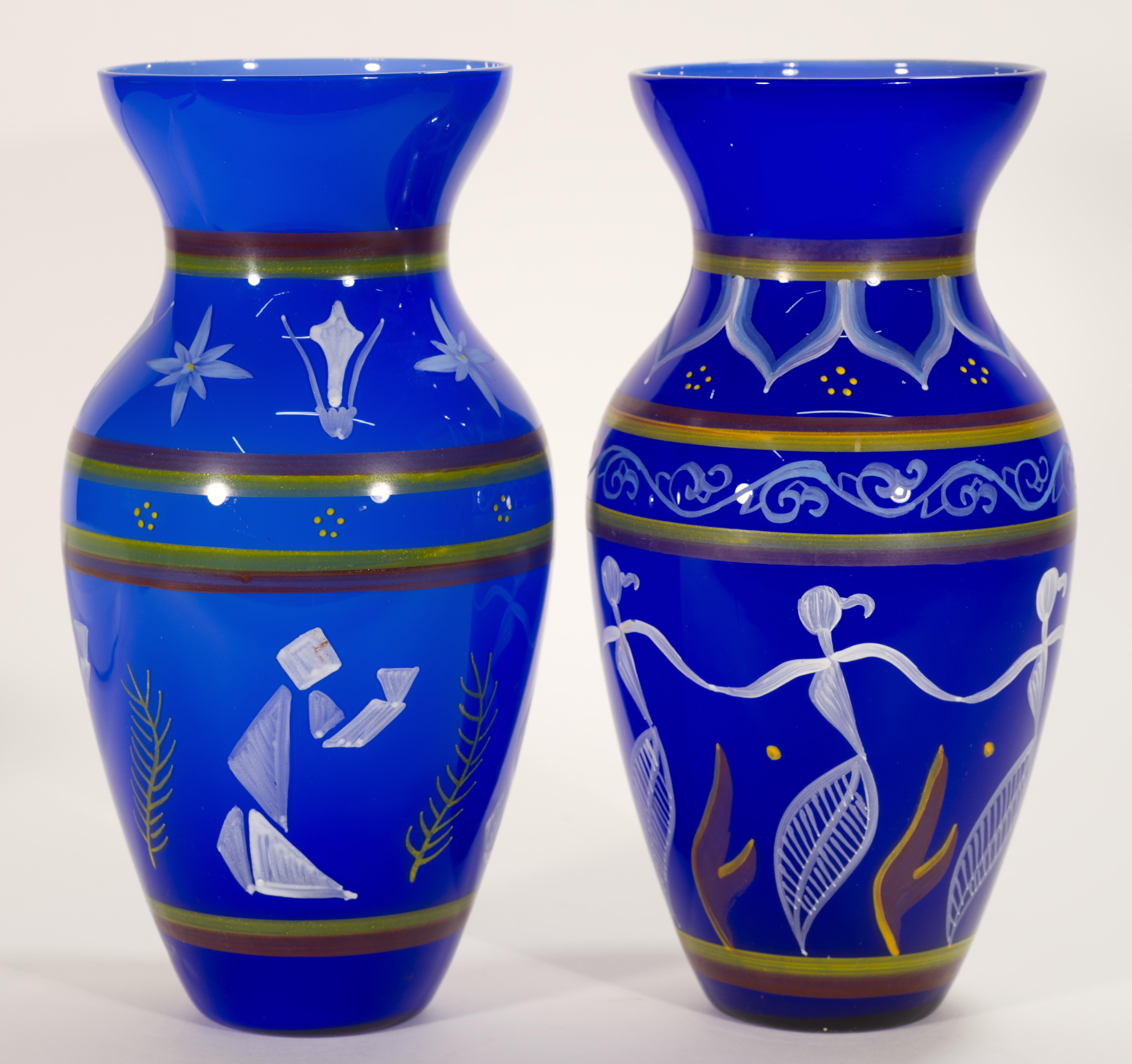  Les vases vintage en verre Bohemian Vintage présentent un décor abstrait de style Modern-Decor, peint à la main en blanc, brun chocolat et jaune sur fond bleu. Les parties inférieures des vases sont décorées de figures anthropomorphes abstraites,