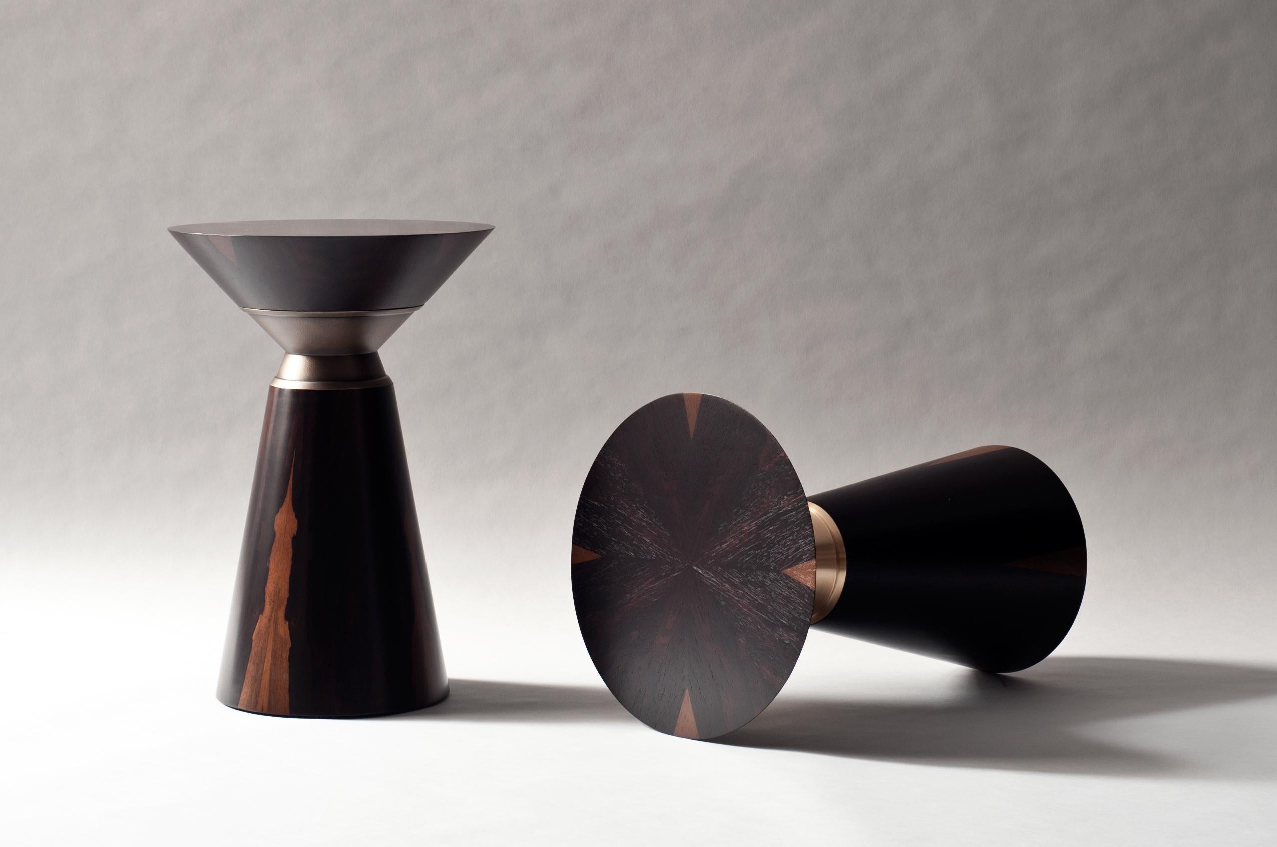 Lot de 2 tables d'appoint Bolo par DeMuro Das 
Dimensions : 35 x H 50 cm
Matériaux : Ziricote - Mat 
 Bronze massif - Satiné 
Les dimensions et les finitions peuvent être personnalisées.

DeMuro Das est un cabinet de design international et la