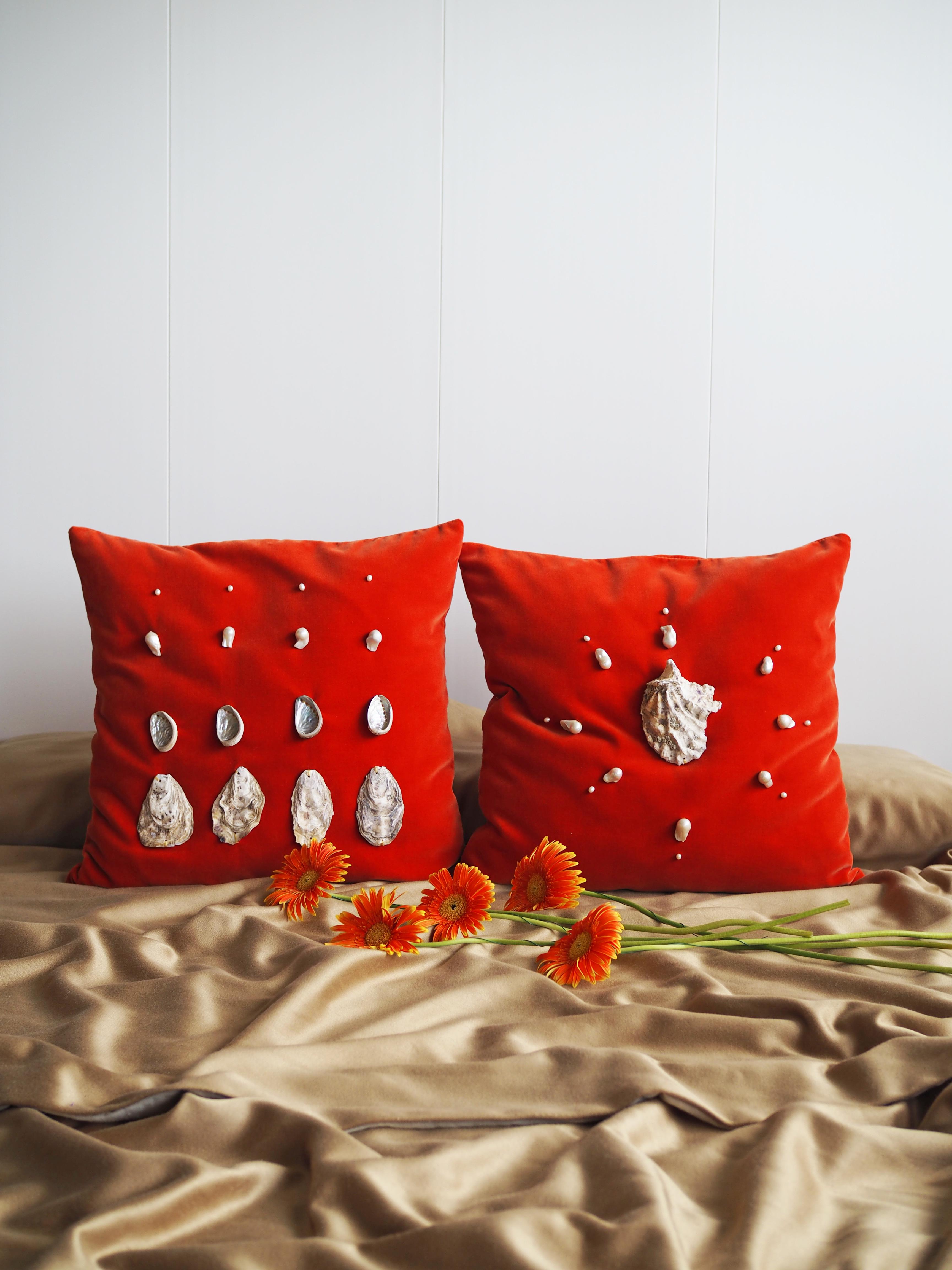 Set of 2 Bon Appetit cushions by Culto Ponsoda
Dimensions: D 8 x W 50 x H 50 cm
Materials: Velvet, seashells, pearls.
Available in other colors and sizes. 

Decorative cushions made of velvet with decorations of seashells and natural freshwater