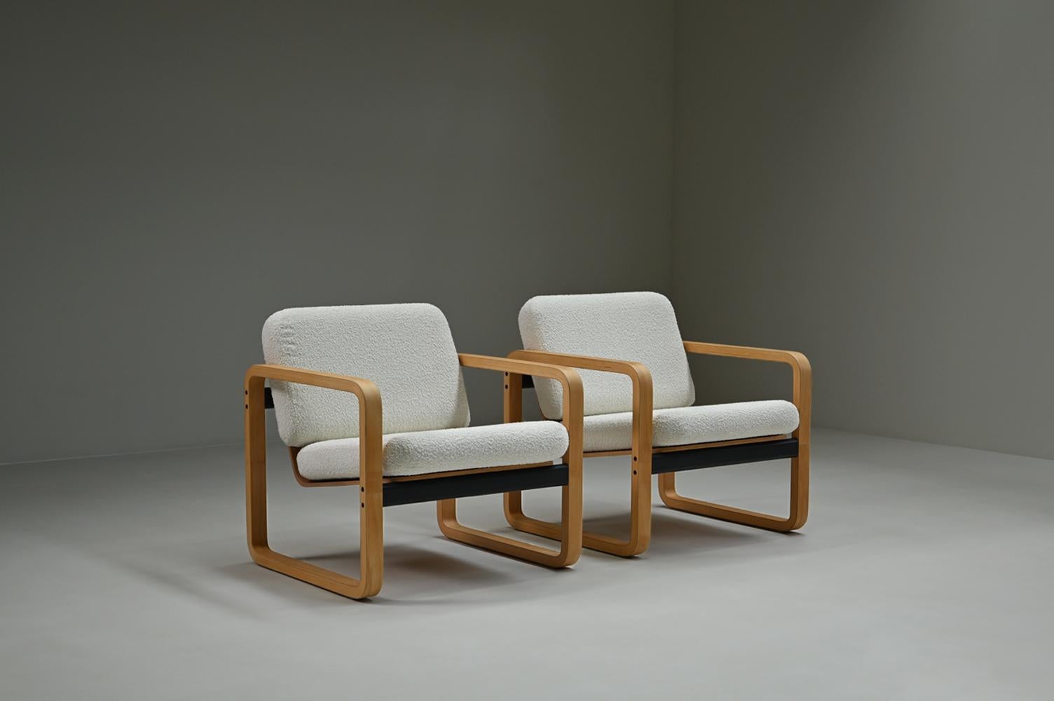 Ensemble de 2 chaises longues par Aeon Mondial, années 1980, Pays-Bas. Cet ensemble reflète le design postmoderne de l'époque. Les châssis sont fabriqués en contreplaqué cintré, ce qui confère aux chaises leurs lignes nettes et structurelles