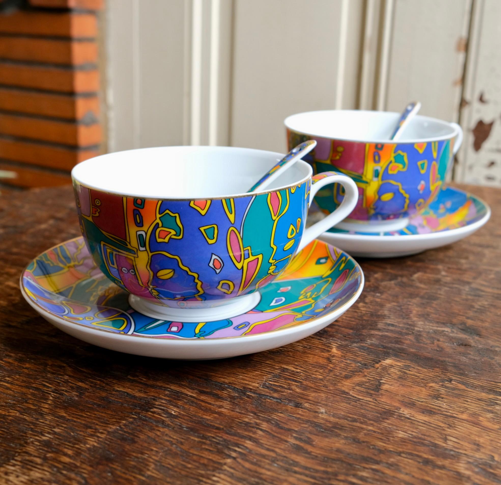 Joli service de table coloré composé de 2 bols / mugs, 2 assiettes et 2 petites cuillères, fabriqué en France dans les années 1990, en Porcelaine de Limoges.
Modèle 